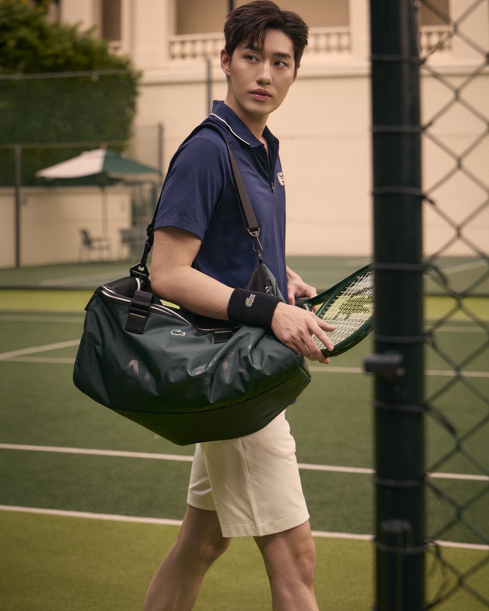 SuperstarnewsTH's tweet photo. LACOSTE เปิดตัวคอลเลกชัน Fall Winter 2026 ถ่ายทอดเสน่ห์แห่ง SPORT & LIFESTYLE ผ่านสองคาแรกเตอร์ของ #หลิงหลิงคอง และ #ต่อธนภพ
#LACOSTE #LACOSTETH #Linglingkwong‌ #torthanapob

LACOSTE แบรนด์สปอร์ตแฟชั่นจากประเทศฝรั่งเศสที่มีเอกลักษณ์โดดเด่นจากการผสานโลกแห่งกีฬาเข้ากับสไตล์ร่วมสมัย เปิดตัวคอลเลกชัน Fall Winter 2026 ที่นำ DNA ของแบรนด์มาตีความผ่านสองสไตล์ ได้แก่ Tennis Heritage และ Lifestyle ถ่ายทอดเสน่ห์ของเครื่องแต่งกายที่ไม่ได้จำกัดอยู่เพียงในสนามกีฬา แต่สามารถนำมาปรับเข้ากับสไตล์ในชีวิตประจำวันได้อย่างลงตัว โดยมีสองนักแสดงชื่อดัง ต่อ–ธนภพ ลีรัตนขจร และ หลิงหลิง–ศิริลักษณ์ คอง ร่วมถ่ายทอดคอลเลกชันผ่านมุมมองของแฟชั่นที่แตกต่างกัน

สำหรับ Sport Style ทาง LACOSTE หยิบ Tennis Heritage อันเป็น DNA ของแบรนด์มาตีความผ่านสองลุคที่ผสานความคล่องตัวเข้ากับความสง่างาม โดย หลิงหลิง มาในเดรสที่ได้รับแรงบันดาลใจจากชุดแข่งขันของนักเทนนิส LACOSTE ในการแข่งขันรายการสำคัญที่ออสเตรเลีย โดดเด่นด้วยดีไซน์ที่ผสานกลิ่นอายย้อนยุคเข้ากับฟังก์ชันร่วมสมัย ผลิตจากผ้าถัก Stretch Rib Knit ที่มอบความยืดหยุ่นและความสบาย พร้อมเทคโนโลยี Ultra Dry ช่วยจัดการความชื้น และการปกป้องรังสี UV ระดับ UPF 50+ เติมรายละเอียดด้วย Heritage Badge บริเวณหน้าอก เส้นขอบสีตัดบริเวณแขนและเอว และดีเทลโลโก้จระเข้ LACOSTE ขณะที่ ต่อ–ธนภพ เลือกเสื้อโปโลซิลูเอตคลาสสิกที่ได้รับการตีความให้ร่วมสมัย ผลิตจากผ้า Stretch Interlock Knit พร้อมเทคโนโลยี Ultra Dry และการปกป้องรังสี UV ระดับ UPF 50+ เสริมด้วย Heritage Badge บริเวณหน้าอก และดีเทลสีตัดบนปกเสื้อและแนวลำตัว สะท้อนเสน่ห์ของสไตล์เทนนิส LACOSTE ที่ผสานฟังก์ชันและความสง่างามไว้ในลุคเดียว

ต่อยอดจากสนามสู่ชีวิตประจำวันใน Lifestyle Style ทาง LACOSTE นำกลิ่นอายจากโลกแห่งกีฬาและซิกเนเจอร์ของแบรนด์มาตีความผ่านไอเทมที่หยิบมาแต่งได้อย่าง effortless โดย ต่อ–ธนภพ มาในสเวตเชิ้ตคอตตอนเฟลซซิลูเอตคลาสสิก โดดเด่นด้วยกราฟิกขนาดใหญ่ที่หยิบเรื่องราวของ René LACOSTE มาถ่ายทอดผ่านตัวอักษร L ลายเซ็น และช่วงเวลาแห่งชัยชนะบนเส้นทางนักกีฬา เติมดีเทลด้วย Satin L Branding และจระเข้ LACOSTE บริเวณด้านหลัง ขณะที่ หลิงหลิง เลือกสเวตเตอร์ Cable Knit ที่ตกแต่งด้วยตัวอักษร “L” แบบ Embroidered และ Fuzzy Intarsia บริเวณหน้าอก พร้อมขอบ Ribbed และโลโก้จระเข้ LACOSTE แบบปักโทนเดียวกัน เติมความเป็น Casual Chic ให้ซิกเนเจอร์ของ LACOSTE เข้ากับลุคในทุกวัน

พบกับคอลเลกชัน Fall Winter 2026 จาก LACOSTE ได้ที่ช็อป LACOSTE ทุกสาขาทั่วประเทศ รวมถึงทุกแพลตฟอร์มออนไลน์ ติดตามข่าวสารเพิ่มเติมที่ Line : @LacosteTH