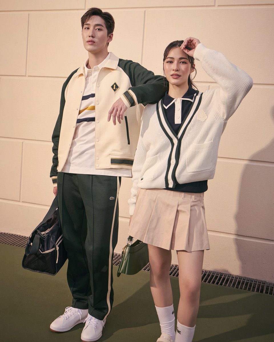 SuperstarnewsTH's tweet photo. LACOSTE เปิดตัวคอลเลกชัน Fall Winter 2026 ถ่ายทอดเสน่ห์แห่ง SPORT & LIFESTYLE ผ่านสองคาแรกเตอร์ของ #หลิงหลิงคอง และ #ต่อธนภพ
#LACOSTE #LACOSTETH #Linglingkwong‌ #torthanapob

LACOSTE แบรนด์สปอร์ตแฟชั่นจากประเทศฝรั่งเศสที่มีเอกลักษณ์โดดเด่นจากการผสานโลกแห่งกีฬาเข้ากับสไตล์ร่วมสมัย เปิดตัวคอลเลกชัน Fall Winter 2026 ที่นำ DNA ของแบรนด์มาตีความผ่านสองสไตล์ ได้แก่ Tennis Heritage และ Lifestyle ถ่ายทอดเสน่ห์ของเครื่องแต่งกายที่ไม่ได้จำกัดอยู่เพียงในสนามกีฬา แต่สามารถนำมาปรับเข้ากับสไตล์ในชีวิตประจำวันได้อย่างลงตัว โดยมีสองนักแสดงชื่อดัง ต่อ–ธนภพ ลีรัตนขจร และ หลิงหลิง–ศิริลักษณ์ คอง ร่วมถ่ายทอดคอลเลกชันผ่านมุมมองของแฟชั่นที่แตกต่างกัน

สำหรับ Sport Style ทาง LACOSTE หยิบ Tennis Heritage อันเป็น DNA ของแบรนด์มาตีความผ่านสองลุคที่ผสานความคล่องตัวเข้ากับความสง่างาม โดย หลิงหลิง มาในเดรสที่ได้รับแรงบันดาลใจจากชุดแข่งขันของนักเทนนิส LACOSTE ในการแข่งขันรายการสำคัญที่ออสเตรเลีย โดดเด่นด้วยดีไซน์ที่ผสานกลิ่นอายย้อนยุคเข้ากับฟังก์ชันร่วมสมัย ผลิตจากผ้าถัก Stretch Rib Knit ที่มอบความยืดหยุ่นและความสบาย พร้อมเทคโนโลยี Ultra Dry ช่วยจัดการความชื้น และการปกป้องรังสี UV ระดับ UPF 50+ เติมรายละเอียดด้วย Heritage Badge บริเวณหน้าอก เส้นขอบสีตัดบริเวณแขนและเอว และดีเทลโลโก้จระเข้ LACOSTE ขณะที่ ต่อ–ธนภพ เลือกเสื้อโปโลซิลูเอตคลาสสิกที่ได้รับการตีความให้ร่วมสมัย ผลิตจากผ้า Stretch Interlock Knit พร้อมเทคโนโลยี Ultra Dry และการปกป้องรังสี UV ระดับ UPF 50+ เสริมด้วย Heritage Badge บริเวณหน้าอก และดีเทลสีตัดบนปกเสื้อและแนวลำตัว สะท้อนเสน่ห์ของสไตล์เทนนิส LACOSTE ที่ผสานฟังก์ชันและความสง่างามไว้ในลุคเดียว

ต่อยอดจากสนามสู่ชีวิตประจำวันใน Lifestyle Style ทาง LACOSTE นำกลิ่นอายจากโลกแห่งกีฬาและซิกเนเจอร์ของแบรนด์มาตีความผ่านไอเทมที่หยิบมาแต่งได้อย่าง effortless โดย ต่อ–ธนภพ มาในสเวตเชิ้ตคอตตอนเฟลซซิลูเอตคลาสสิก โดดเด่นด้วยกราฟิกขนาดใหญ่ที่หยิบเรื่องราวของ René LACOSTE มาถ่ายทอดผ่านตัวอักษร L ลายเซ็น และช่วงเวลาแห่งชัยชนะบนเส้นทางนักกีฬา เติมดีเทลด้วย Satin L Branding และจระเข้ LACOSTE บริเวณด้านหลัง ขณะที่ หลิงหลิง เลือกสเวตเตอร์ Cable Knit ที่ตกแต่งด้วยตัวอักษร “L” แบบ Embroidered และ Fuzzy Intarsia บริเวณหน้าอก พร้อมขอบ Ribbed และโลโก้จระเข้ LACOSTE แบบปักโทนเดียวกัน เติมความเป็น Casual Chic ให้ซิกเนเจอร์ของ LACOSTE เข้ากับลุคในทุกวัน

พบกับคอลเลกชัน Fall Winter 2026 จาก LACOSTE ได้ที่ช็อป LACOSTE ทุกสาขาทั่วประเทศ รวมถึงทุกแพลตฟอร์มออนไลน์ ติดตามข่าวสารเพิ่มเติมที่ Line : @LacosteTH