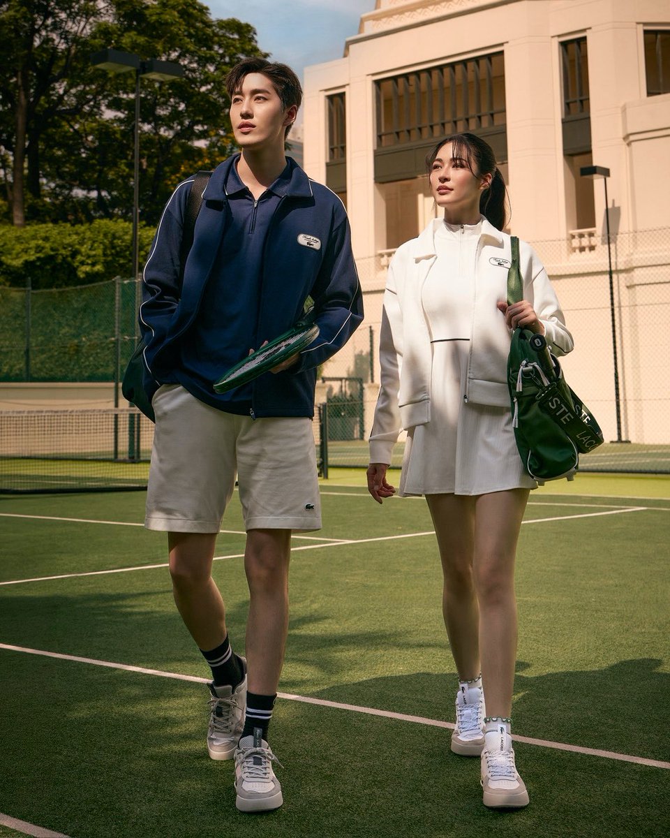 SuperstarnewsTH's tweet photo. LACOSTE เปิดตัวคอลเลกชัน Fall Winter 2026 ถ่ายทอดเสน่ห์แห่ง SPORT & LIFESTYLE ผ่านสองคาแรกเตอร์ของ #หลิงหลิงคอง และ #ต่อธนภพ
#LACOSTE #LACOSTETH #Linglingkwong‌ #torthanapob

LACOSTE แบรนด์สปอร์ตแฟชั่นจากประเทศฝรั่งเศสที่มีเอกลักษณ์โดดเด่นจากการผสานโลกแห่งกีฬาเข้ากับสไตล์ร่วมสมัย เปิดตัวคอลเลกชัน Fall Winter 2026 ที่นำ DNA ของแบรนด์มาตีความผ่านสองสไตล์ ได้แก่ Tennis Heritage และ Lifestyle ถ่ายทอดเสน่ห์ของเครื่องแต่งกายที่ไม่ได้จำกัดอยู่เพียงในสนามกีฬา แต่สามารถนำมาปรับเข้ากับสไตล์ในชีวิตประจำวันได้อย่างลงตัว โดยมีสองนักแสดงชื่อดัง ต่อ–ธนภพ ลีรัตนขจร และ หลิงหลิง–ศิริลักษณ์ คอง ร่วมถ่ายทอดคอลเลกชันผ่านมุมมองของแฟชั่นที่แตกต่างกัน

สำหรับ Sport Style ทาง LACOSTE หยิบ Tennis Heritage อันเป็น DNA ของแบรนด์มาตีความผ่านสองลุคที่ผสานความคล่องตัวเข้ากับความสง่างาม โดย หลิงหลิง มาในเดรสที่ได้รับแรงบันดาลใจจากชุดแข่งขันของนักเทนนิส LACOSTE ในการแข่งขันรายการสำคัญที่ออสเตรเลีย โดดเด่นด้วยดีไซน์ที่ผสานกลิ่นอายย้อนยุคเข้ากับฟังก์ชันร่วมสมัย ผลิตจากผ้าถัก Stretch Rib Knit ที่มอบความยืดหยุ่นและความสบาย พร้อมเทคโนโลยี Ultra Dry ช่วยจัดการความชื้น และการปกป้องรังสี UV ระดับ UPF 50+ เติมรายละเอียดด้วย Heritage Badge บริเวณหน้าอก เส้นขอบสีตัดบริเวณแขนและเอว และดีเทลโลโก้จระเข้ LACOSTE ขณะที่ ต่อ–ธนภพ เลือกเสื้อโปโลซิลูเอตคลาสสิกที่ได้รับการตีความให้ร่วมสมัย ผลิตจากผ้า Stretch Interlock Knit พร้อมเทคโนโลยี Ultra Dry และการปกป้องรังสี UV ระดับ UPF 50+ เสริมด้วย Heritage Badge บริเวณหน้าอก และดีเทลสีตัดบนปกเสื้อและแนวลำตัว สะท้อนเสน่ห์ของสไตล์เทนนิส LACOSTE ที่ผสานฟังก์ชันและความสง่างามไว้ในลุคเดียว

ต่อยอดจากสนามสู่ชีวิตประจำวันใน Lifestyle Style ทาง LACOSTE นำกลิ่นอายจากโลกแห่งกีฬาและซิกเนเจอร์ของแบรนด์มาตีความผ่านไอเทมที่หยิบมาแต่งได้อย่าง effortless โดย ต่อ–ธนภพ มาในสเวตเชิ้ตคอตตอนเฟลซซิลูเอตคลาสสิก โดดเด่นด้วยกราฟิกขนาดใหญ่ที่หยิบเรื่องราวของ René LACOSTE มาถ่ายทอดผ่านตัวอักษร L ลายเซ็น และช่วงเวลาแห่งชัยชนะบนเส้นทางนักกีฬา เติมดีเทลด้วย Satin L Branding และจระเข้ LACOSTE บริเวณด้านหลัง ขณะที่ หลิงหลิง เลือกสเวตเตอร์ Cable Knit ที่ตกแต่งด้วยตัวอักษร “L” แบบ Embroidered และ Fuzzy Intarsia บริเวณหน้าอก พร้อมขอบ Ribbed และโลโก้จระเข้ LACOSTE แบบปักโทนเดียวกัน เติมความเป็น Casual Chic ให้ซิกเนเจอร์ของ LACOSTE เข้ากับลุคในทุกวัน

พบกับคอลเลกชัน Fall Winter 2026 จาก LACOSTE ได้ที่ช็อป LACOSTE ทุกสาขาทั่วประเทศ รวมถึงทุกแพลตฟอร์มออนไลน์ ติดตามข่าวสารเพิ่มเติมที่ Line : @LacosteTH