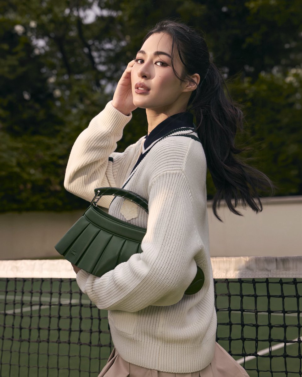 SuperstarnewsTH's tweet photo. LACOSTE เปิดตัวคอลเลกชัน Fall Winter 2026 ถ่ายทอดเสน่ห์แห่ง SPORT & LIFESTYLE ผ่านสองคาแรกเตอร์ของ #หลิงหลิงคอง และ #ต่อธนภพ
#LACOSTE #LACOSTETH #Linglingkwong‌ #torthanapob

LACOSTE แบรนด์สปอร์ตแฟชั่นจากประเทศฝรั่งเศสที่มีเอกลักษณ์โดดเด่นจากการผสานโลกแห่งกีฬาเข้ากับสไตล์ร่วมสมัย เปิดตัวคอลเลกชัน Fall Winter 2026 ที่นำ DNA ของแบรนด์มาตีความผ่านสองสไตล์ ได้แก่ Tennis Heritage และ Lifestyle ถ่ายทอดเสน่ห์ของเครื่องแต่งกายที่ไม่ได้จำกัดอยู่เพียงในสนามกีฬา แต่สามารถนำมาปรับเข้ากับสไตล์ในชีวิตประจำวันได้อย่างลงตัว โดยมีสองนักแสดงชื่อดัง ต่อ–ธนภพ ลีรัตนขจร และ หลิงหลิง–ศิริลักษณ์ คอง ร่วมถ่ายทอดคอลเลกชันผ่านมุมมองของแฟชั่นที่แตกต่างกัน

สำหรับ Sport Style ทาง LACOSTE หยิบ Tennis Heritage อันเป็น DNA ของแบรนด์มาตีความผ่านสองลุคที่ผสานความคล่องตัวเข้ากับความสง่างาม โดย หลิงหลิง มาในเดรสที่ได้รับแรงบันดาลใจจากชุดแข่งขันของนักเทนนิส LACOSTE ในการแข่งขันรายการสำคัญที่ออสเตรเลีย โดดเด่นด้วยดีไซน์ที่ผสานกลิ่นอายย้อนยุคเข้ากับฟังก์ชันร่วมสมัย ผลิตจากผ้าถัก Stretch Rib Knit ที่มอบความยืดหยุ่นและความสบาย พร้อมเทคโนโลยี Ultra Dry ช่วยจัดการความชื้น และการปกป้องรังสี UV ระดับ UPF 50+ เติมรายละเอียดด้วย Heritage Badge บริเวณหน้าอก เส้นขอบสีตัดบริเวณแขนและเอว และดีเทลโลโก้จระเข้ LACOSTE ขณะที่ ต่อ–ธนภพ เลือกเสื้อโปโลซิลูเอตคลาสสิกที่ได้รับการตีความให้ร่วมสมัย ผลิตจากผ้า Stretch Interlock Knit พร้อมเทคโนโลยี Ultra Dry และการปกป้องรังสี UV ระดับ UPF 50+ เสริมด้วย Heritage Badge บริเวณหน้าอก และดีเทลสีตัดบนปกเสื้อและแนวลำตัว สะท้อนเสน่ห์ของสไตล์เทนนิส LACOSTE ที่ผสานฟังก์ชันและความสง่างามไว้ในลุคเดียว

ต่อยอดจากสนามสู่ชีวิตประจำวันใน Lifestyle Style ทาง LACOSTE นำกลิ่นอายจากโลกแห่งกีฬาและซิกเนเจอร์ของแบรนด์มาตีความผ่านไอเทมที่หยิบมาแต่งได้อย่าง effortless โดย ต่อ–ธนภพ มาในสเวตเชิ้ตคอตตอนเฟลซซิลูเอตคลาสสิก โดดเด่นด้วยกราฟิกขนาดใหญ่ที่หยิบเรื่องราวของ René LACOSTE มาถ่ายทอดผ่านตัวอักษร L ลายเซ็น และช่วงเวลาแห่งชัยชนะบนเส้นทางนักกีฬา เติมดีเทลด้วย Satin L Branding และจระเข้ LACOSTE บริเวณด้านหลัง ขณะที่ หลิงหลิง เลือกสเวตเตอร์ Cable Knit ที่ตกแต่งด้วยตัวอักษร “L” แบบ Embroidered และ Fuzzy Intarsia บริเวณหน้าอก พร้อมขอบ Ribbed และโลโก้จระเข้ LACOSTE แบบปักโทนเดียวกัน เติมความเป็น Casual Chic ให้ซิกเนเจอร์ของ LACOSTE เข้ากับลุคในทุกวัน

พบกับคอลเลกชัน Fall Winter 2026 จาก LACOSTE ได้ที่ช็อป LACOSTE ทุกสาขาทั่วประเทศ รวมถึงทุกแพลตฟอร์มออนไลน์ ติดตามข่าวสารเพิ่มเติมที่ Line : @LacosteTH