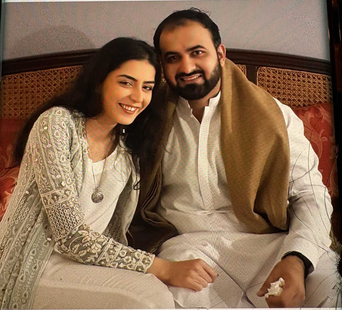 SenatorMushtaq's tweet photo. سپریم کورٹ آف پاکستان کا سرکاری موٹو (مظہر یا شعار) قرآن پاک کی اس آیت پر مبنی ہے۔ فَاحْكُمْ بَيْنَ النَّاسِ بِالْحَقِّ 
ترجمہ: "پس لوگوں کے درمیان حق کے ساتھ فیصلہ کرو" (سورۃ ص، آیت 26)
آٹھ دن گزرنے کے باوجود ۔۔۔ اسلام آباد کے دو وکلا ایمان مزاری اور ہادی علی چٹھہ کے جیل سے وکالت نامے دستخط نا کرا کے دینا؟؟؟؟آٹھ دن گزر گئے۔۔۔۔بلکہ کسی نے نوٹس بھی نہیں لیا؟؟ کسی کے کان پر جون تک نہیں رینگی؟؟؟یہ انصاف کے راستے میں دیوار کھڑی کرنا ہے،انسانی حقوق سے محروم کرنا ہے،انسانی حقوق کے نہتے دو وکلاء میاں بیوی سے اتنا خوف ؟؟
سپریم کورٹ بتائے کیا یہ حق کے ساتھ فیصلہ کرنا ہے؟؟؟