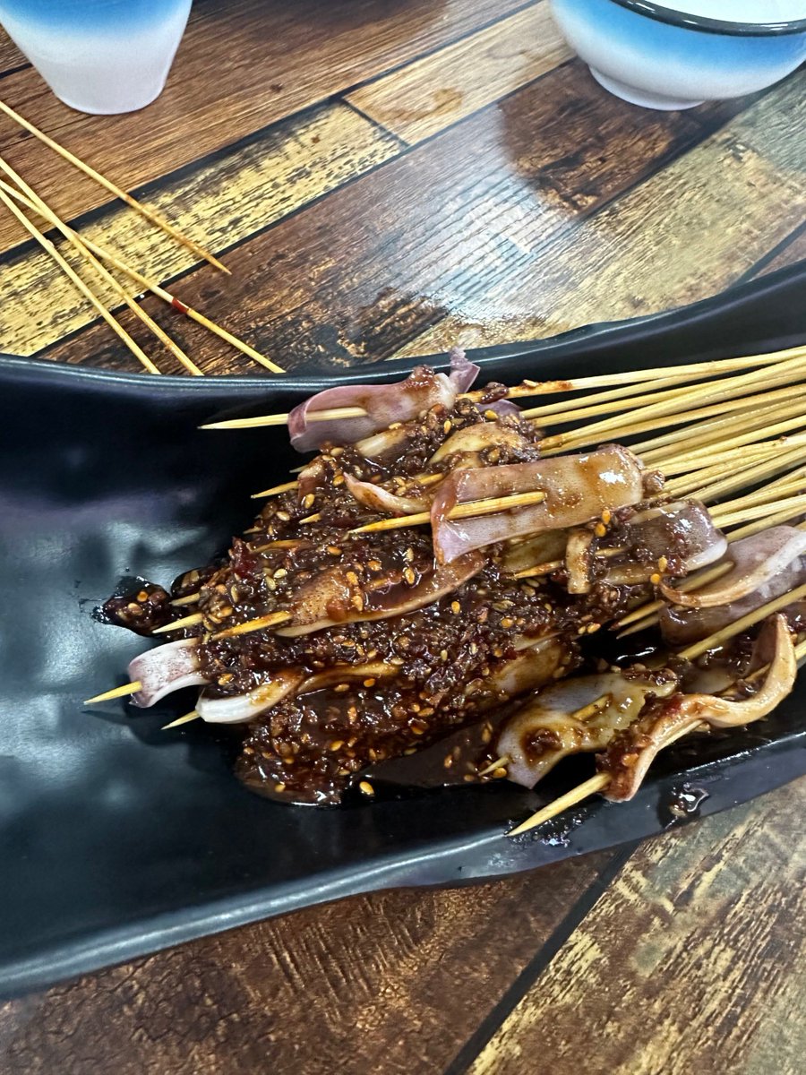 zeusdat890022's tweet photo. Craving late-night street vibes Found golden crispy fried squid skewers with spicy cumin flakes right by the road—total comfort in every bite! https://t.co/THz1222jCq