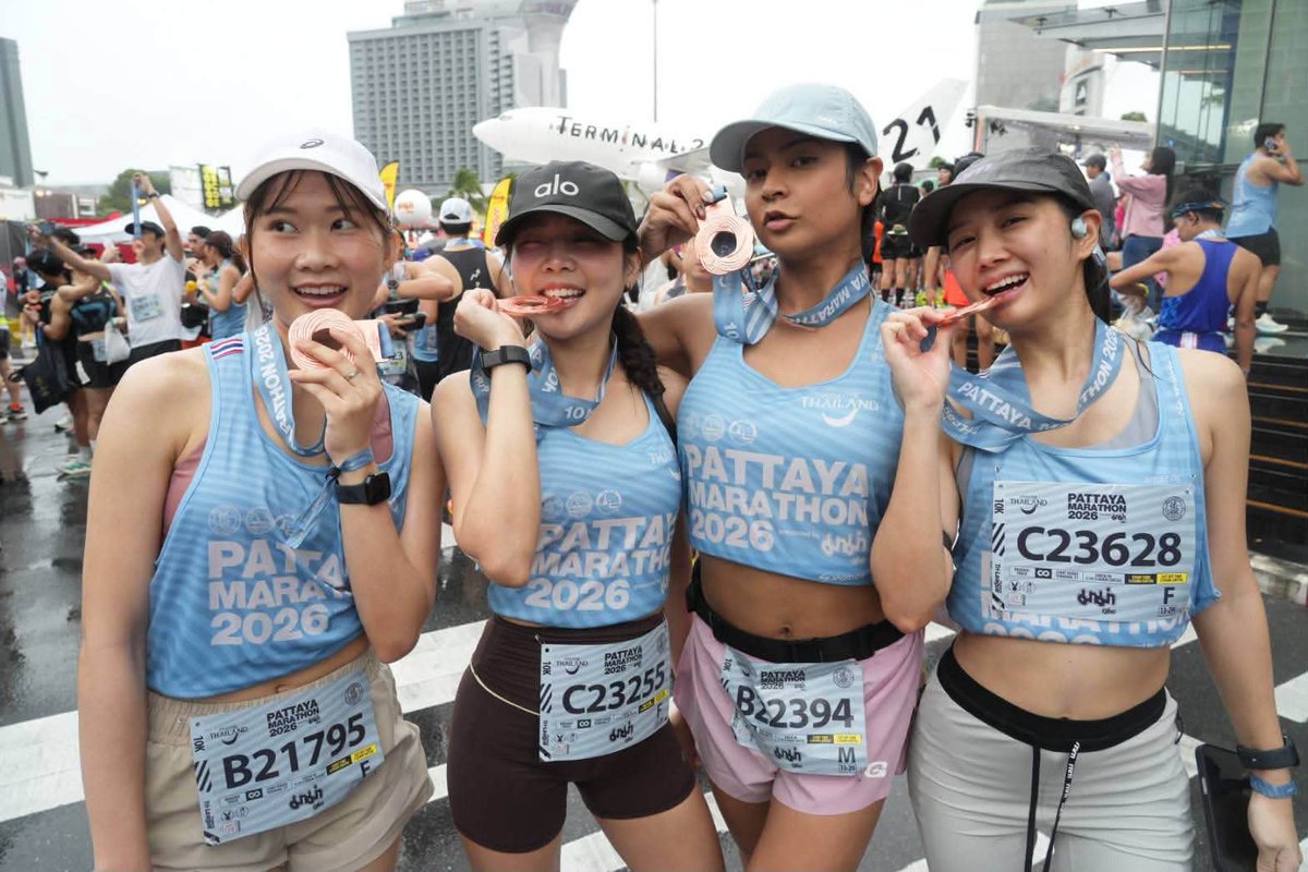 The_PattayaNews's tweet photo. Despite light rain and wet roads day one of the Pattaya marathon attracted thousands of runners, with day two featuring the long distance races tomorrow expected to draw tens of thousands, rain or shine. 

https://t.co/2HgEZvI2bA https://t.co/KfTrzpDzbH