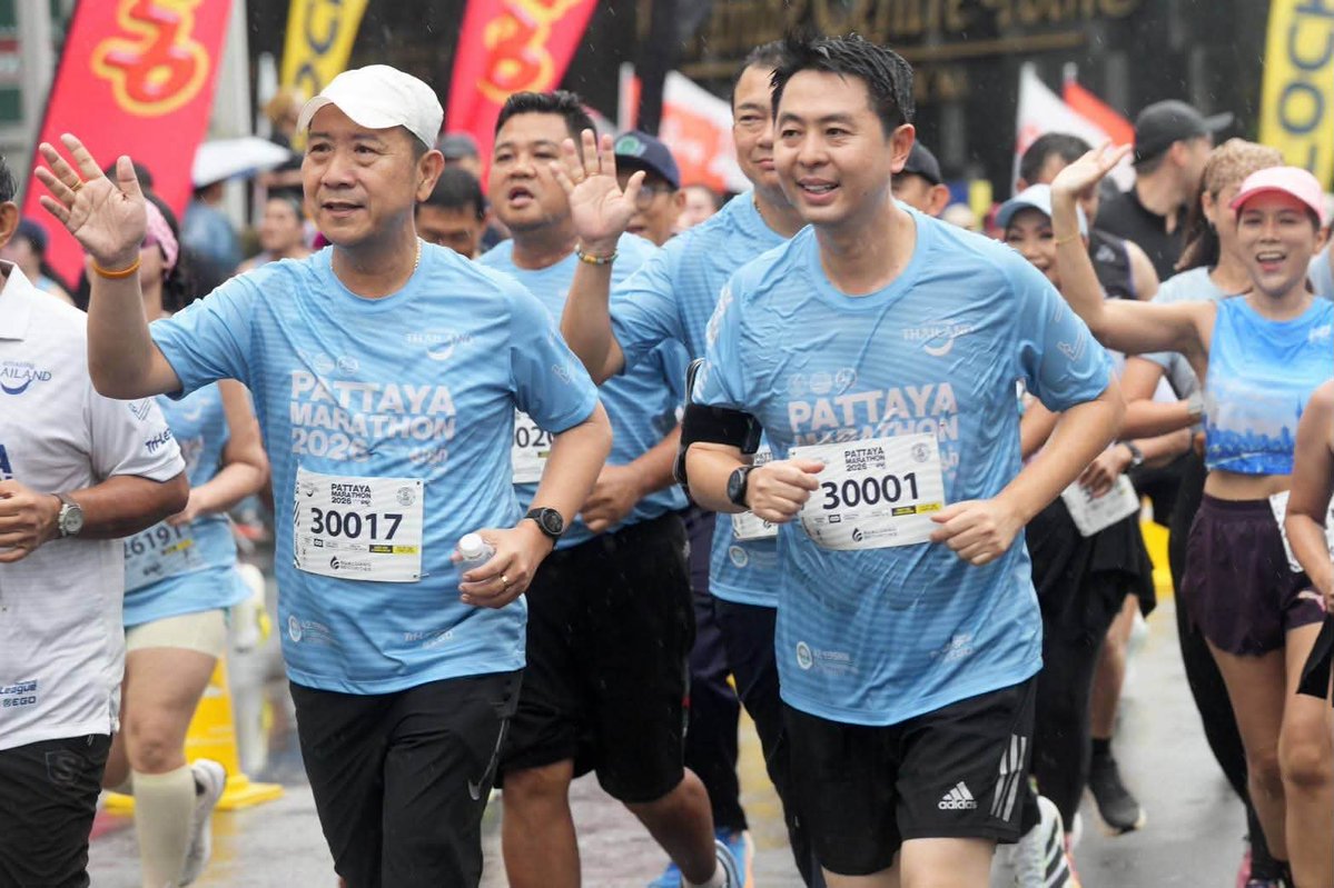 The_PattayaNews's tweet photo. Despite light rain and wet roads day one of the Pattaya marathon attracted thousands of runners, with day two featuring the long distance races tomorrow expected to draw tens of thousands, rain or shine. 

https://t.co/2HgEZvI2bA https://t.co/KfTrzpDzbH