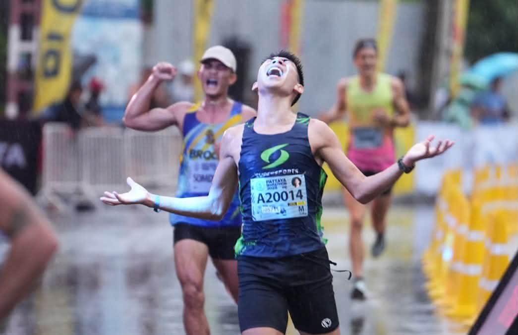 The_PattayaNews's tweet photo. Despite light rain and wet roads day one of the Pattaya marathon attracted thousands of runners, with day two featuring the long distance races tomorrow expected to draw tens of thousands, rain or shine. 

https://t.co/2HgEZvI2bA https://t.co/KfTrzpDzbH