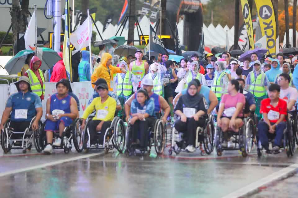 The_PattayaNews's tweet photo. Despite light rain and wet roads day one of the Pattaya marathon attracted thousands of runners, with day two featuring the long distance races tomorrow expected to draw tens of thousands, rain or shine. 

https://t.co/2HgEZvI2bA https://t.co/KfTrzpDzbH