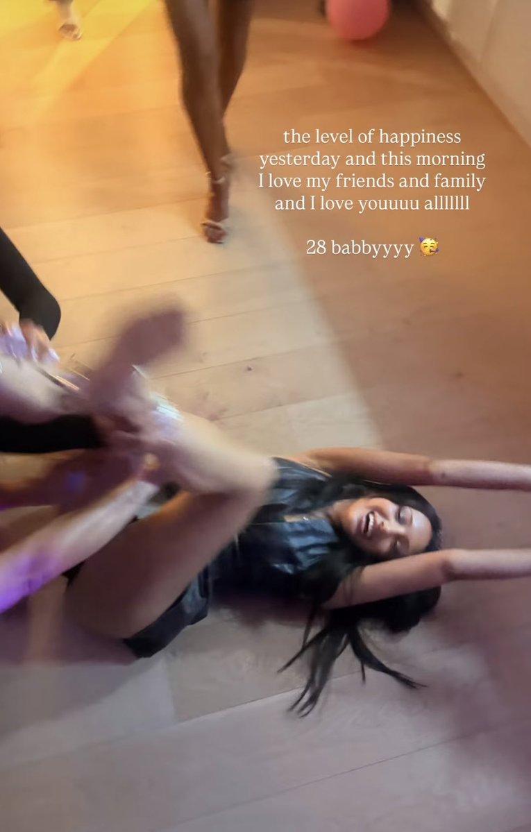 SBRLEIGH's tweet photo. she’s soo cute https://t.co/GApPAnnoP7