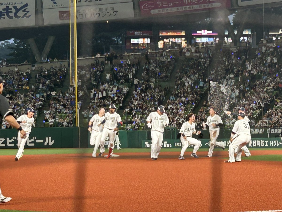 Lions_mcz's tweet photo. れおほー！終盤に逆転され敗色濃厚の9回裏、長谷川、外崎が繋いで石井の同点タイムリー、そして中村のサヨナラタイムリーヒット！最後まで残って観て良かった！#seibulions https://t.co/PPkOmEQGcs