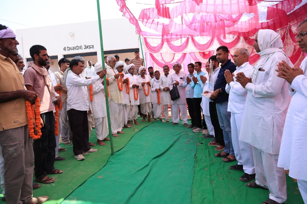 SatlokChannel's tweet photo. गाँव ढाणी पॉंचेरा (सरदारशहर, चूरू, राजस्थान) में गौशाला हेतु 30×100 चारा गोदाम शेड, 60×100 टीन शेड एवं 25×25×10 पानी का कुंड निर्माण सेवा प्रारम्भ। https://t.co/9pigKEIyGY