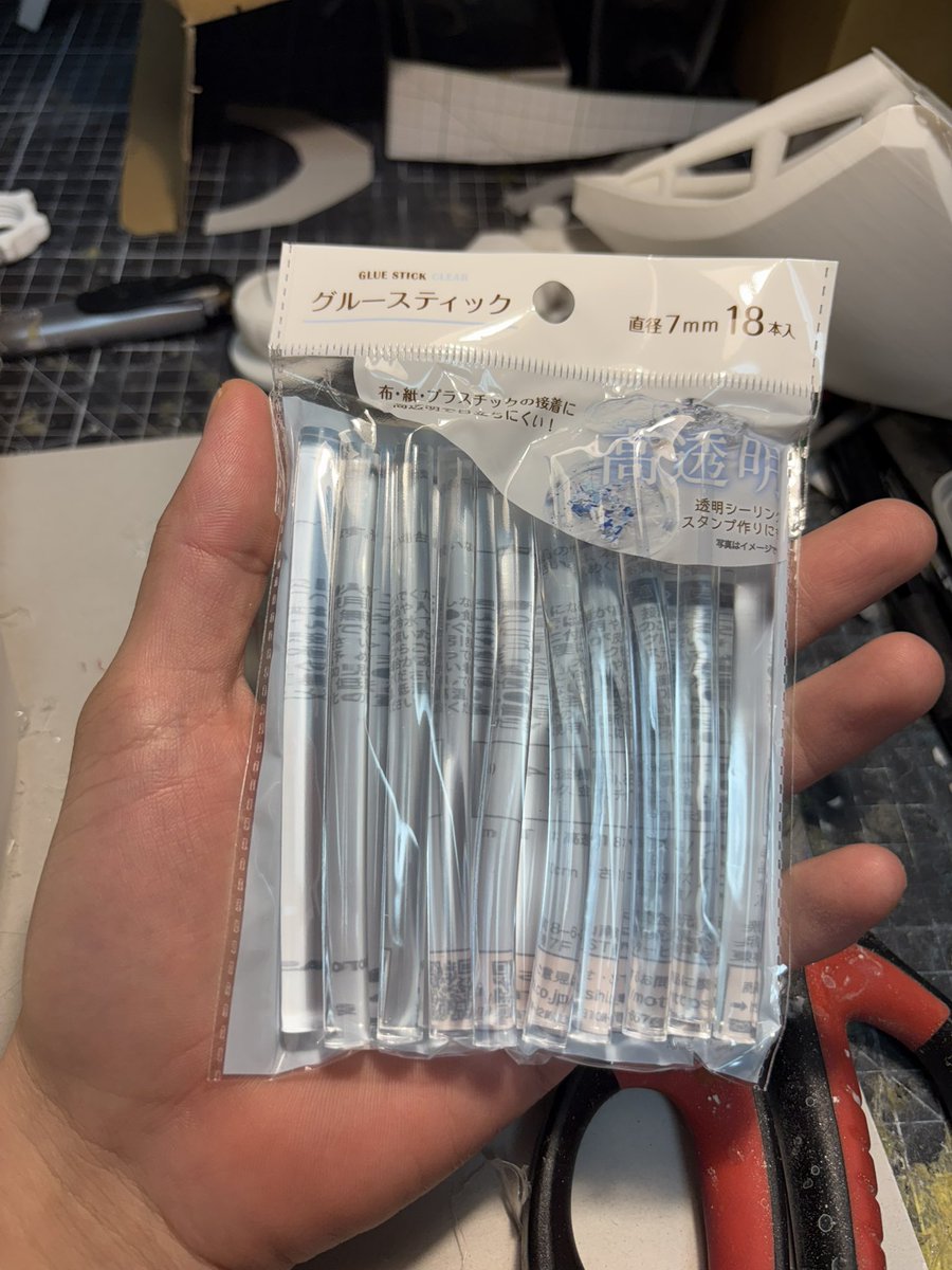 toako_azul's tweet photo. セリアのグルースティック透明すぎる。すご https://t.co/rHEGOC4lLx