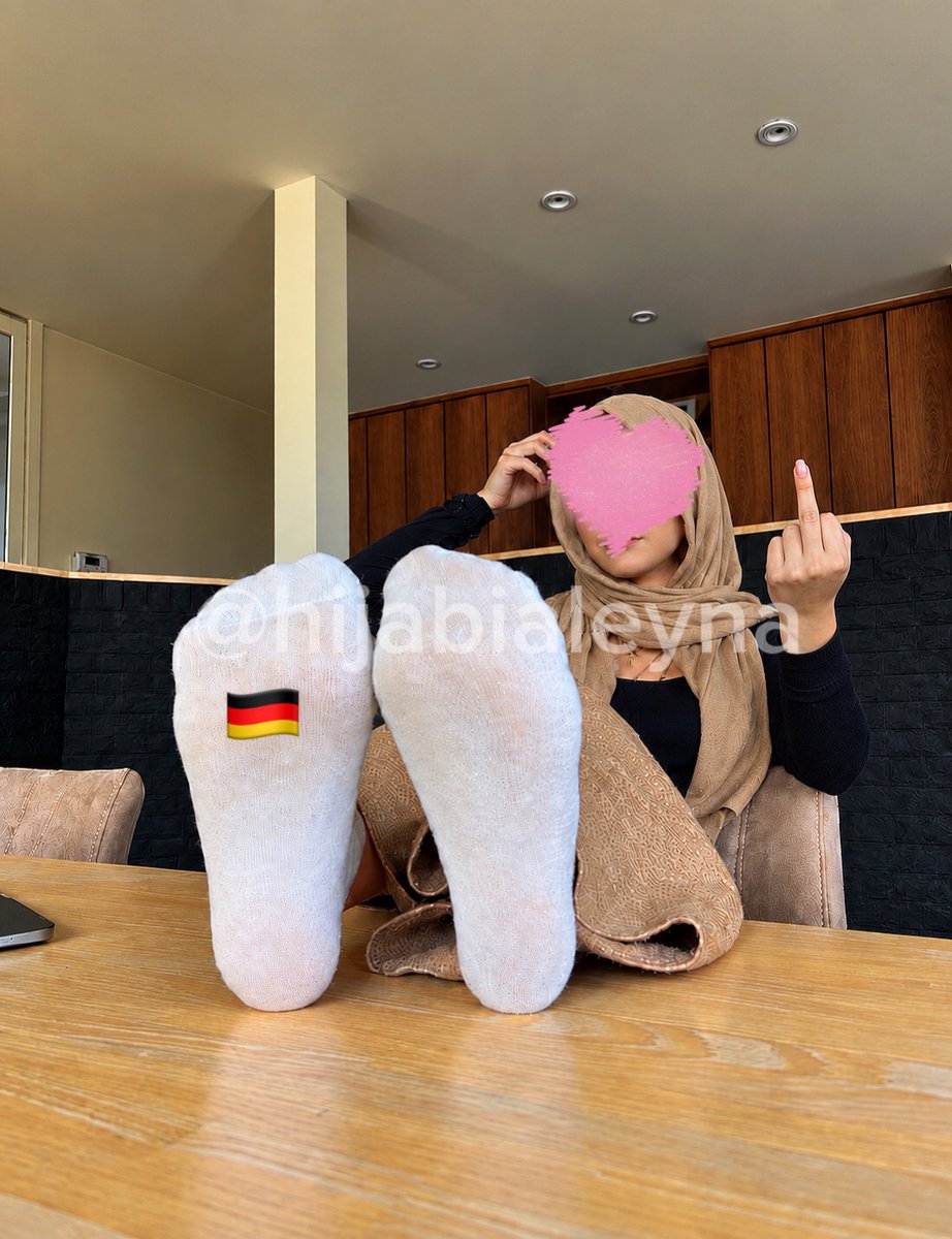 hijabialeyna's tweet photo. Und wieder einmal klebt deine Flagge an meiner rechten Fusssohle..Du kannst nix gegen tun. Dur wirst abdrücken du Lappen https://t.co/4i8VtuvoAt