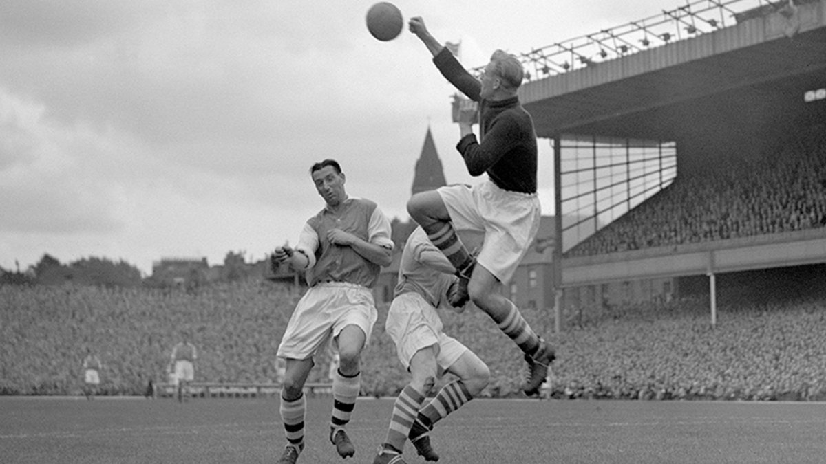 rogermeya's tweet photo. A base d'aturades impossibles i una professionalitat impecable, Trautmann es va guanyar l'afecte de la ciutat. La seva màxima fita va arribar a la final de la FA Cup de 1956 contra el Birmingham City. Amb 3-1 a favor del City, va patir un xoc brutal a 17 minuts del final. https://t.co/SqK6fJgrSb