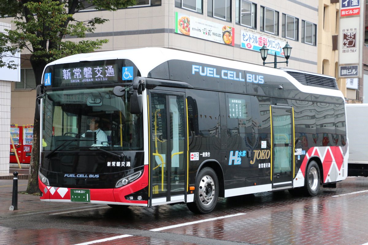 E485E189's tweet photo. 本日は福島バスまつりに行って来ました。今回初めての参加でエアロキングはもちろん、黒バンパーこと貴重MS7も展示されるとのことで楽しみにしておりました。バスの会場入場から退場までいましたw https://t.co/FqegqLn2LD