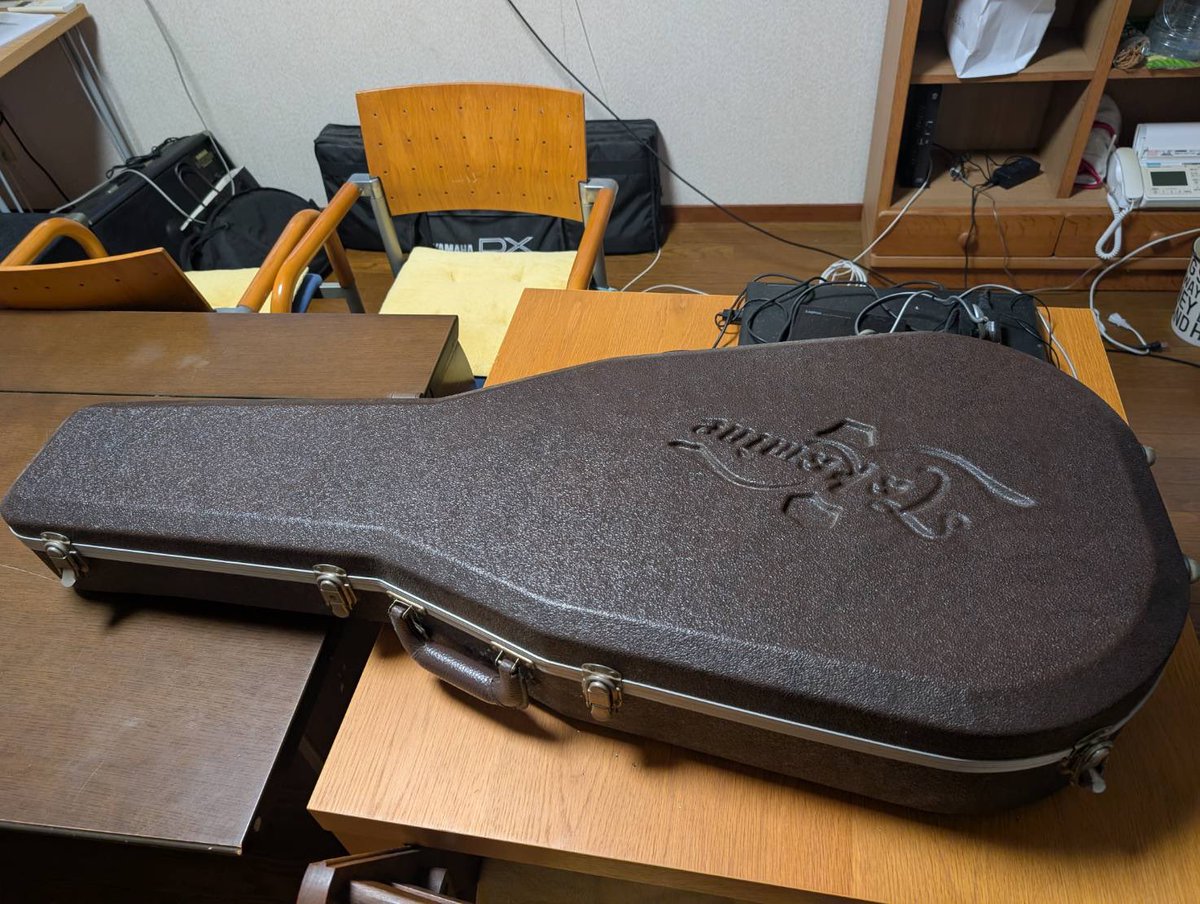 tmpr_club's tweet photo. 【ゆる募】
父が終活するらしくギターを手放すそうです。大事に使ってくれる人に譲りたいらしいから大事に使うから欲しい！って人いたらご連絡ください！FF内外問いません！！誰かこいつに第二のギター生を歩ませてやってくれ！！ https://t.co/Px1zmkOdxm