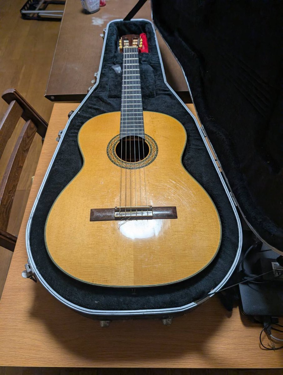 tmpr_club's tweet photo. 【ゆる募】
父が終活するらしくギターを手放すそうです。大事に使ってくれる人に譲りたいらしいから大事に使うから欲しい！って人いたらご連絡ください！FF内外問いません！！誰かこいつに第二のギター生を歩ませてやってくれ！！ https://t.co/Px1zmkOdxm