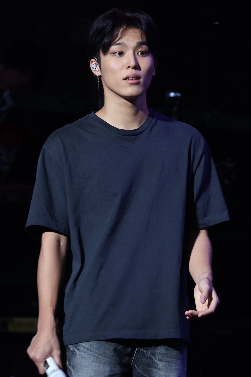 PICSPJW's tweet photo. jeongwoo at today's soundcheck in kaohsiung! 🖤 #박정우 https://t.co/5WiAUoUiiz