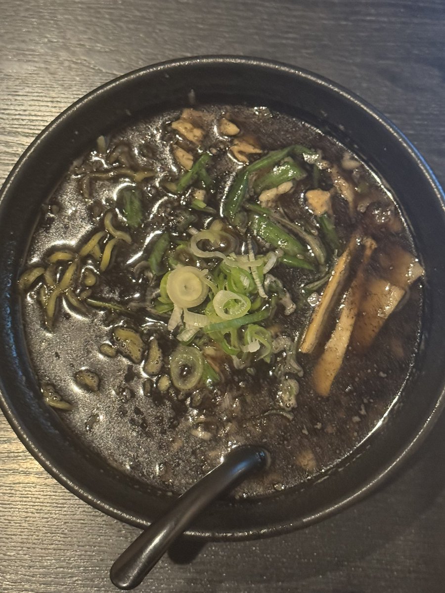 mescarbonicsub6's tweet photo. ラーメン部活動2026年536軒目は余市のいっ徳で、黒醤油ホルモンラーメン。
#ラーメン  #ramen #lamen #rahmen #中華そば #支那そば #つけ麺 #まぜそば https://t.co/MmP5GsHYir