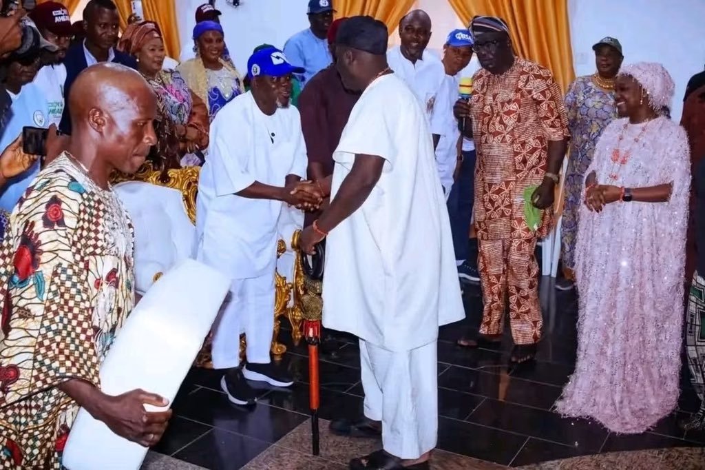 AjepakoH's tweet photo. Greeting the Alaafin with a handshake. You are the original Arobafin of Yorubaland. His principal rejected the Crown too. At this point, it is becoming difficult to ignore the pattern, APC appears to have a serious problem with respecting our culture and traditional institutions. https://t.co/bntK4JPSm2