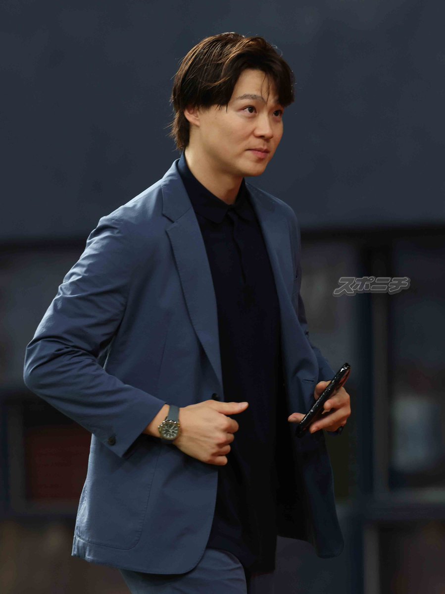 Sponichi_Orix's tweet photo. #西野真弘 選手と記念撮影し、グラウンドをあとにする #山﨑福也 投手 https://t.co/LeFimSRd5N