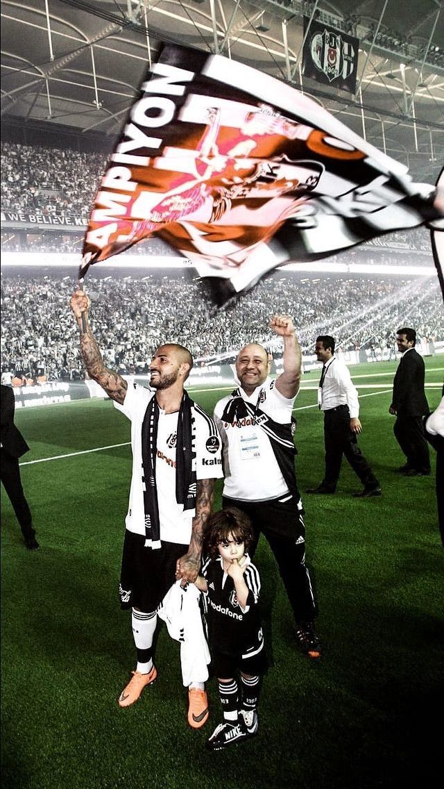 Eaglemedia__'s tweet photo. Bugün, unutulmaz futbolcularımızdan Ricardo Quaresma’nın doğum günü. 

Mutlu yıllar Ricardo Quaresma! 🦅 https://t.co/1Mexo5Yrt2