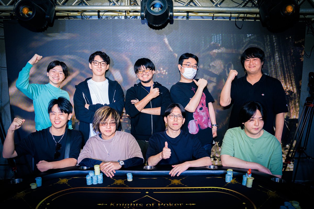 KOP_Japan's tweet photo. ⚜️Knights of Poker⚜️  

【#3 MUSAPO Grand Championship】

ついにFTになりました❗️ 

数々の戦いを制し、見事勝ち残ったプレイヤーの皆様です✨  

1. ナオスケ　206,000点
2. じゅんと　95,000点
3. さかなくん　98,000点
4. Takumi.　360,000点
5. キンジ　64,000点
6. いまづ　199,000点
7. t.Yamato　152,000点
8.スーカンツ　344,000点
9. Roxy (ロキシー)　233,000点

(敬称略)  

皆様、玉座を目指して頑張ってください‼️  

#KOP 
#KnightsofPoker