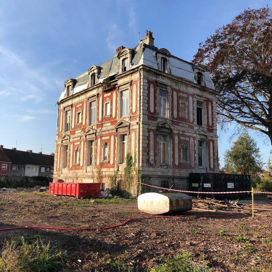 PerseusLeGrand's tweet photo. Parfois, je me réveille le matin et je pense à cette transformation.

Ce que vous voyez, c'est le château du Tournepuits à Guînes.

Il a été transformé en logements sociaux.

Comment peut-on faire quelque chose d'aussi laid ?? https://t.co/teBP3QESRO