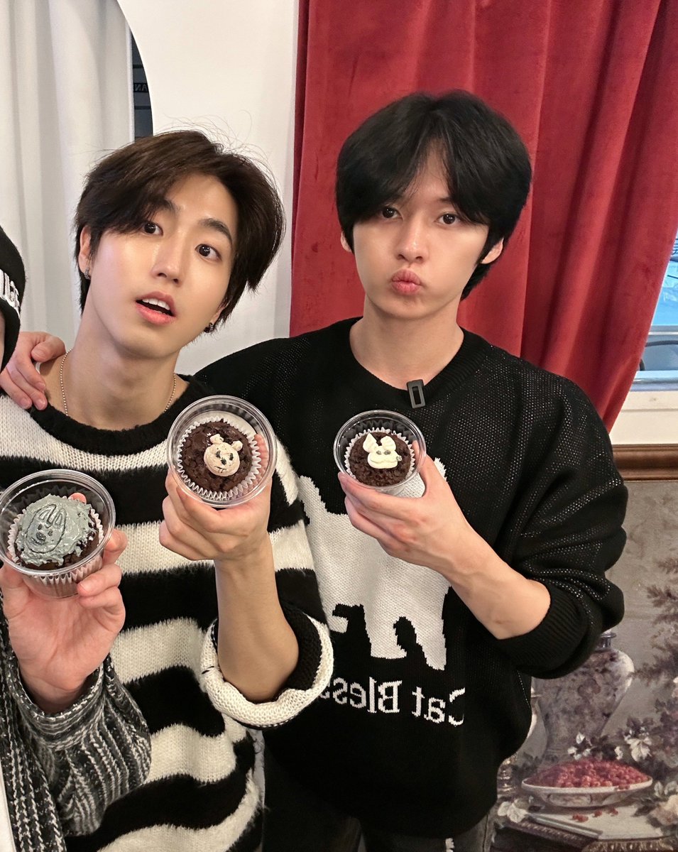 checkschoco0000's tweet photo. 믾성이 왜 좋냐구요? 
덩치차이가 맛나서요 https://t.co/ObLLYCX0LQ