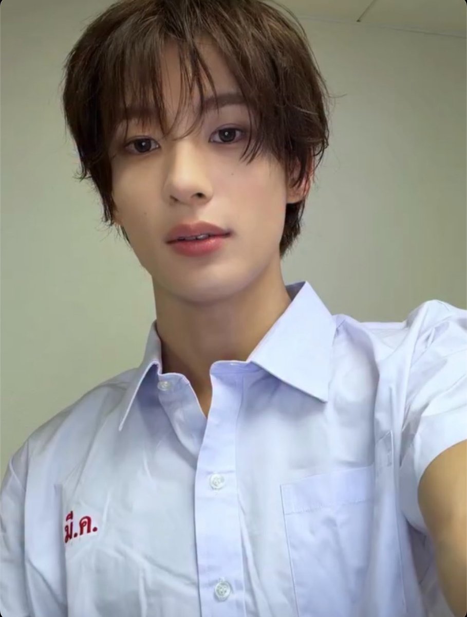 asbaguette's tweet photo. พี่เขาจบ ม.6 ปีหน้าก็ไม่ได้เจอแล้ว มึงจะไม่ไปเขียนเสื้อให้เขาจริงดิ https://t.co/nLkpTYRdFr