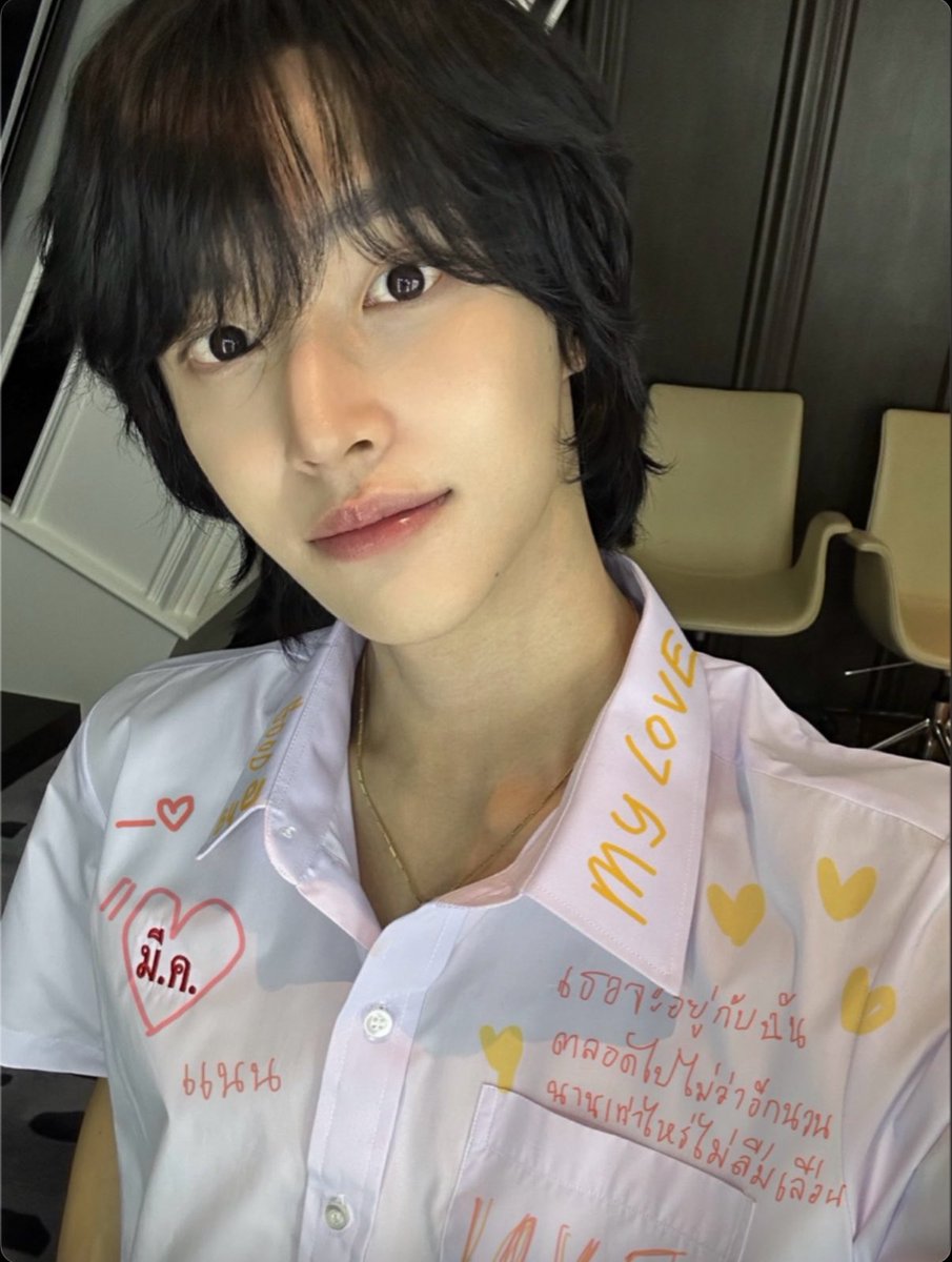 asbaguette's tweet photo. พี่เขาจบ ม.6 ปีหน้าก็ไม่ได้เจอแล้ว มึงจะไม่ไปเขียนเสื้อให้เขาจริงดิ https://t.co/nLkpTYRdFr