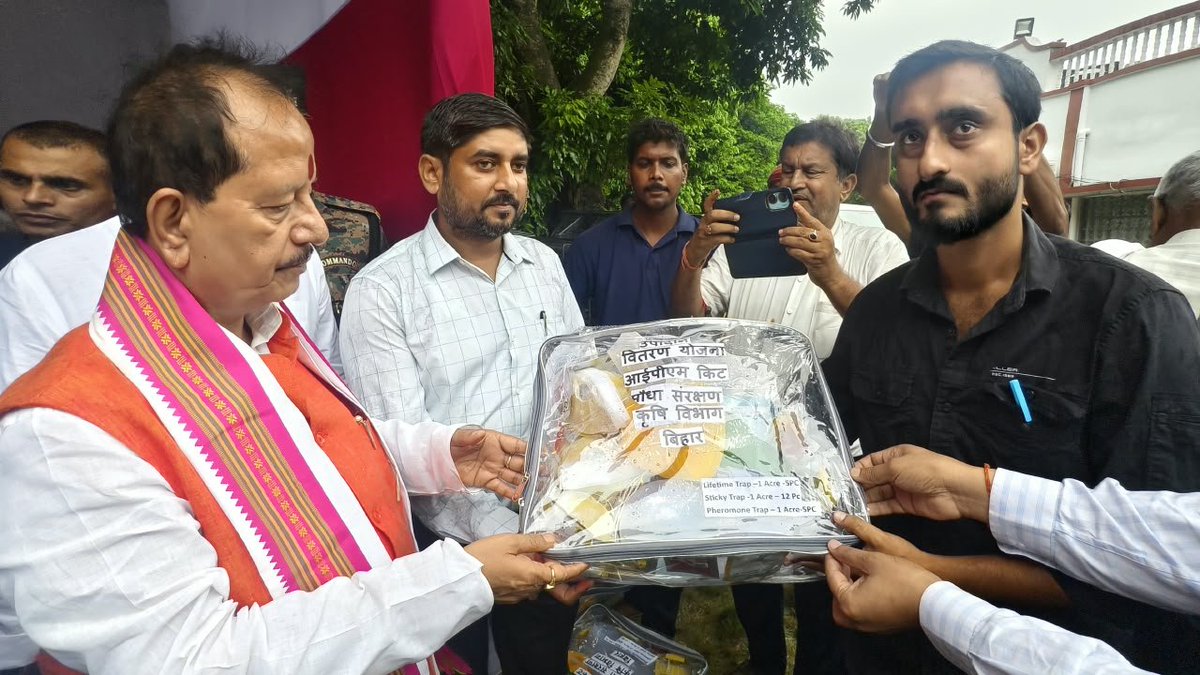 VijayKrSinhaBih's tweet photo. आज डॉ. राजेन्द्र प्रसाद केंद्रीय कृषि विश्वविद्यालय, पूसा (समस्तीपुर) के भ्रमण के दौरान विश्वविद्यालय की विभिन्न शोध गतिविधियों पर आयोजित स्टॉलों का निरीक्षण तथा परिसर का अवलोकन किया।

NDA की डबल इंजन की सरकार बिहार के अन्नदाताओं को आधुनिक कृषि उपकरणों, उन्नत बीजों और वैज्ञानिक तकनीकों से सशक्त बनाकर उनकी आय बढ़ाने तथा राज्य को कृषि के क्षेत्र में अग्रणी बनाने हेतु निरंतर प्रयासरत है।

जय बिहार! जय किसान!

#PusaAgriculturalUniversity #VijayKumarSinha #BiharAgriculture