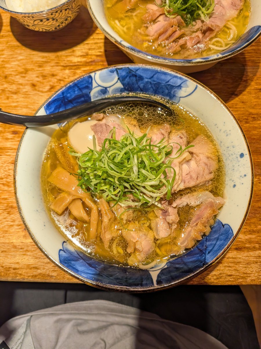 UNAGI_g's tweet photo. 麺ハウスこもれ美
特製鶏そば　醤油

久々のこもれ美、限定は終わってるだろうと思い、レギュラー何にしようか迷った結果、鶏そばの醤油をチョイス

綺麗なスープで鶏をたくさん感じれます
親鳥も歯ごたえ良くてめちゃウマ

#ラーメン
#宮城ラーメン
#麺ハウスこもれ美 https://t.co/oDG365VSK4