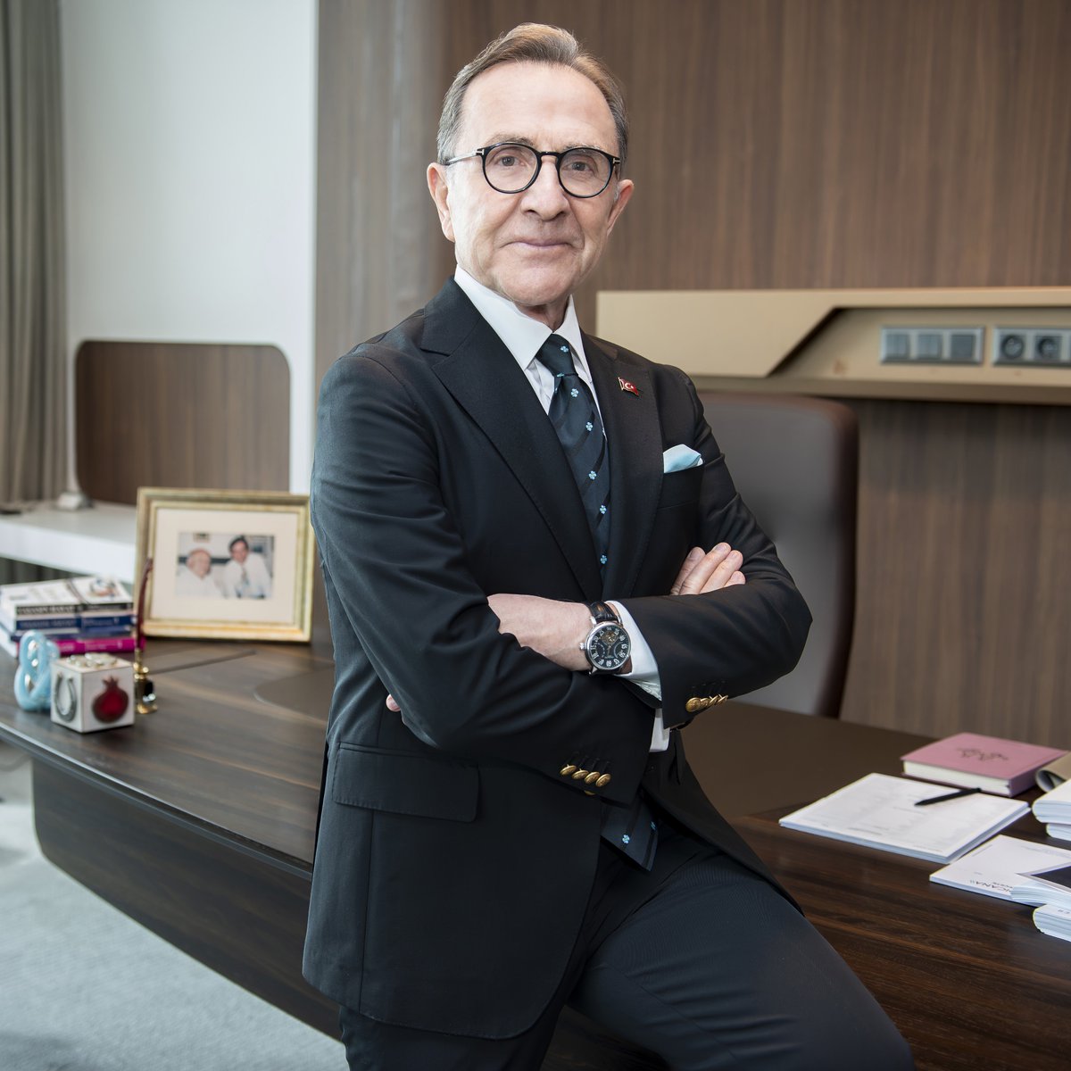 beehaber's tweet photo. Prof. Dr. Osman Müftüoğlu, GLP-1 iğnelerinin gelecekte uzun ömür amacıyla da kullanılabileceğini düşündüğünü söyledi:

🔹 “GLP-1 iğnelerinin gelecekte, bunu bir kayıt olarak düşünün, uzun ömür ilacı olarak kullanılacağından emin olun.”

🔹 “Ben bunu geçen yıl söylediğim zaman çoğu meslektaşım şaşırmıştı.”

🔹 “Çünkü eğer biz 50’li yaşlardan sonra özellikle daha az yersek, daha uzun yaşarız.”

🔹 “Benim klasik mottolarım var biliyorsun.”

🔹 “Bunlardan birisi: ‘Yaş 50’yi geçince can boğazdan gelmez, gider.’”

🔹 “Bugüne kadar uzun ömürle ilgili yapılmış araştırmaların bir tanesi kesin olarak ömrü uzatmıştır: Az yemek.”

🔹 “Yaşlandıkça sisteme yükte hafif, pahada ağır gıda yükleyeceksiniz.”