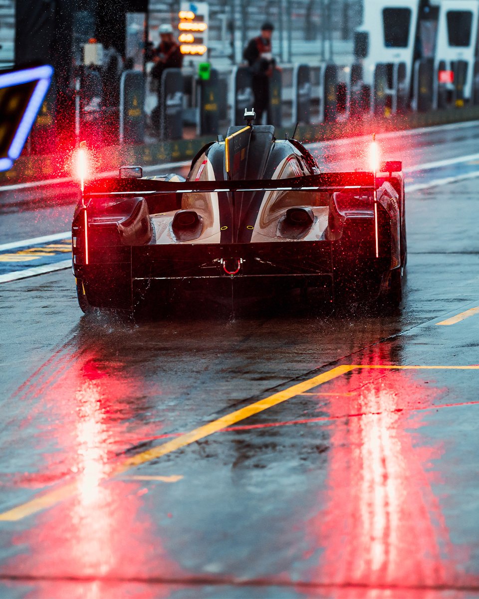 FIAWEC's tweet photo. Picture-perfect Saturday 📸

Rain shots too good not to share...

#WEC #6HFuji @fswpress https://t.co/YJgXdN8Cme
