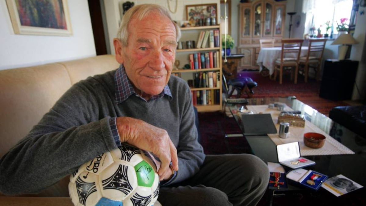 rogermeya's tweet photo. Va disputar més de 500 partits amb el Man City i va esdevenir el primer estranger anomenat Futbolista de l'Any a Anglaterra. El 2004 va rebre l'Orde de l'Imperi Britànic pel seu paper en la reconciliació anglogermànica. Una llegenda que va transformar l'odi en admiració.

(7/7) https://t.co/l9Ic5JSQV8