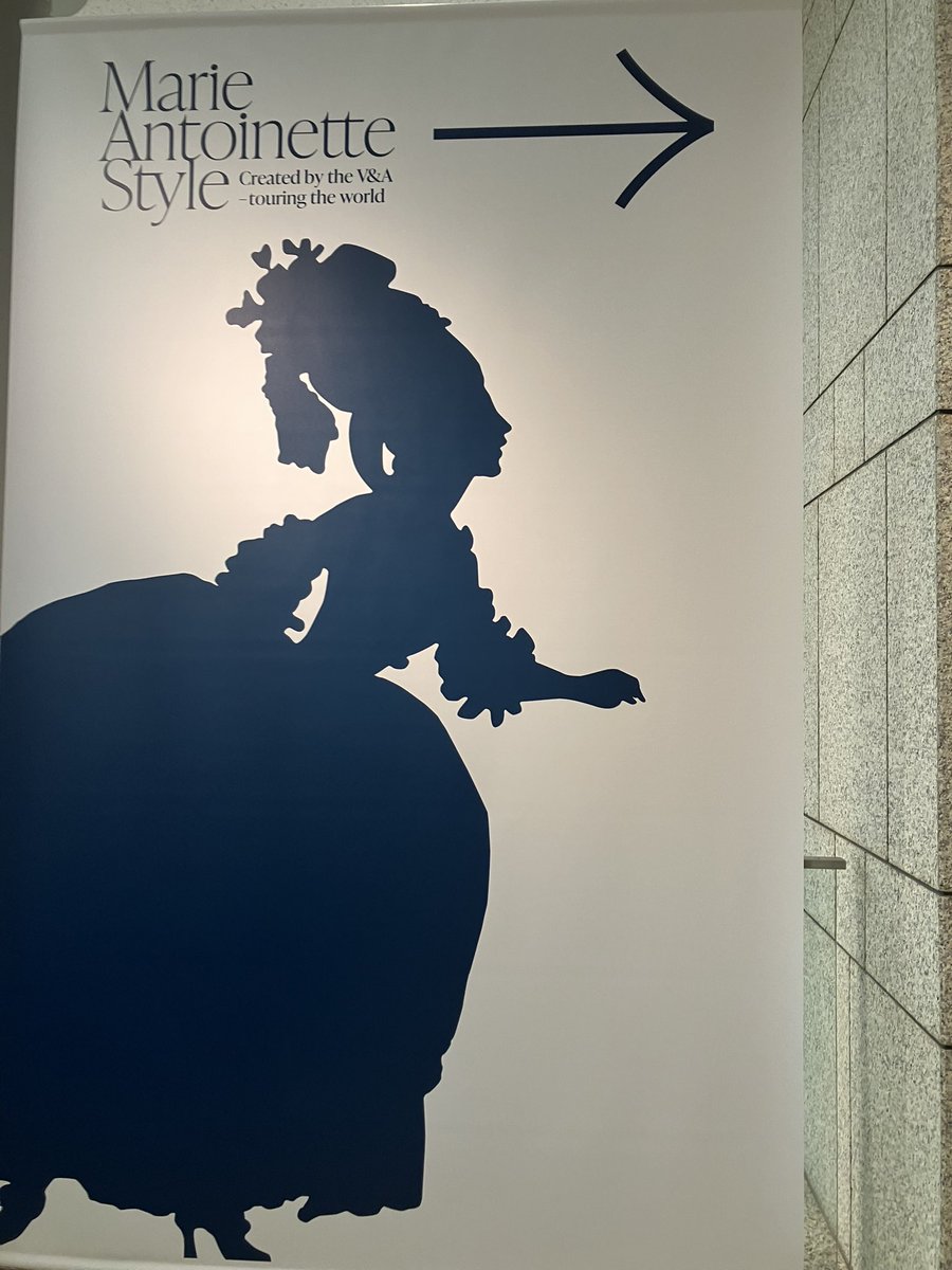 ooio2555's tweet photo. 写真撮れないとこもあるけどどれが本物かレプリカかインスパイアされたものか混雑すぎてよく見えなかった
#マリーアントワネットスタイル https://t.co/LJDselJIor