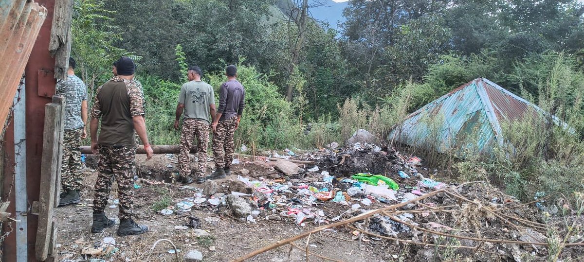 166BNCRPF's tweet photo. स्वच्छता ही सेवा अभियान -2026 के अंतर्गत दिनांक 26/9/2026 को  #166BN के कार्मिकों द्वारा रेलवे कॉलोनी बनिहाल में स्वच्छता अभियान चलाया गया https://t.co/I9WE4Dvbur
