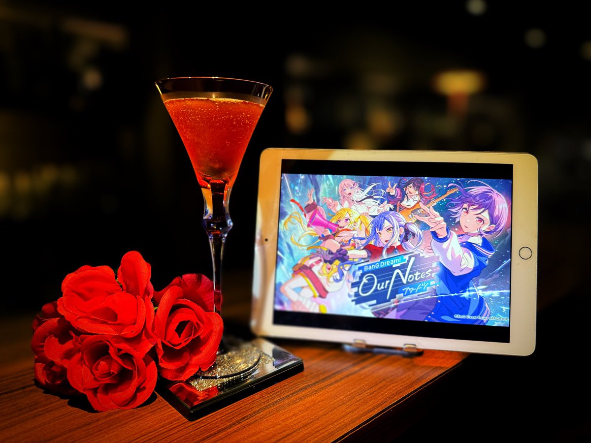 ippatutaro's tweet photo. バンドリ！アワーノーツ、リリースおめでとうございます！！✨

流石の人気っぷりで初日は動作が重かったりもしましたが、私もリセマラを終え、無事快適にプレイを始めております。

今回は先日リクエストもいただいた一杯で、ズバリ、

『アワーノーツ』

をイメージしたカクテルを。

ノーツ＝楽譜上の音符を一つずつ束ねて音楽として奏でる彼女達。

カクテルにも同じことがいえ、液体の1滴1滴まで繊細に素材を混ぜ合わせることで
最高の一杯へと仕上げます。

今回はそんな1滴に重きをおいた、5つの素材を使った一杯で表現しました。

🍸レシピ

・ウォッカ　12ml
・ドライベルモット　12ml
・スイートベルモット　12ml
・カンパリ　12ml
・レモンジュース　12ml

お酒の強さ：★★★

彼女達の物語の続きを読めるのがものすごく楽しみです☺️

あらためておめでとうございます。

#バンドリ
#アワーノーツリリース
#イメージカクテル