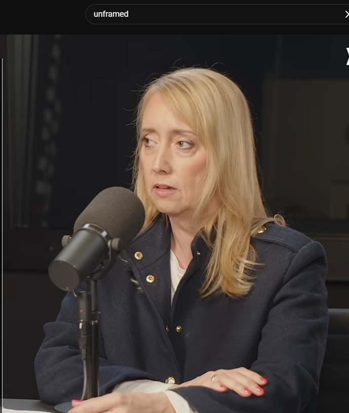 2letsg0brand0n's tweet photo. Diesen Typ von Jacke die Amann trägt, habe ich vermutlich zuletzt im Politbüro gesehen ...! Aber das Amann jetzt schon die Klamotten von Margot auftragen muss ...? https://t.co/77R29hcj4C