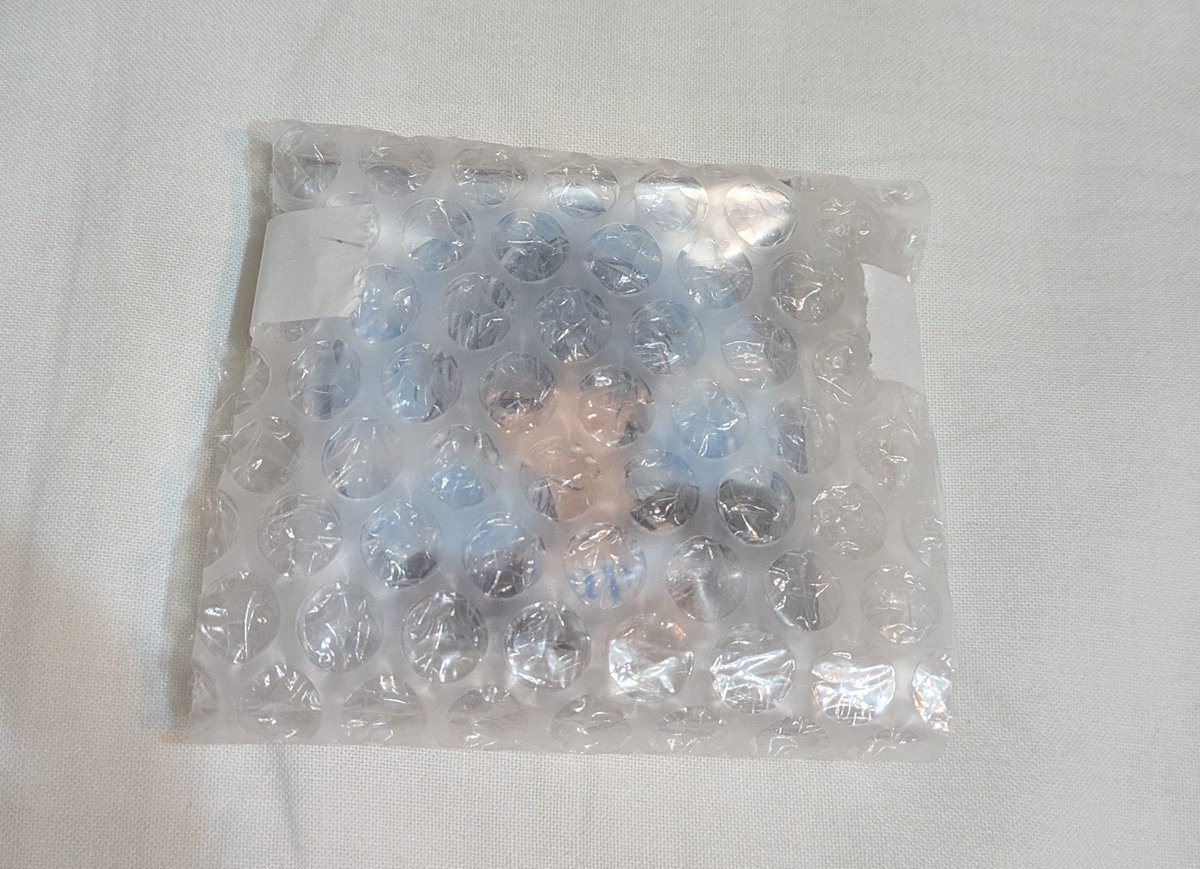 itigonoki1019's tweet photo. グッズのお取引での梱包方法再確認しませんか🙂‍↕️

最近「！？！？」という梱包が増えてきたので、お取引初めての方も経験者も見てくれると嬉しいです😿
そしてぜひ🔄して頂けたら嬉しいです。

良い例⇒下記画像
リプ1⇒人によっては不快な梱包
リプ2⇒論外 https://t.co/FOILgiYLE6