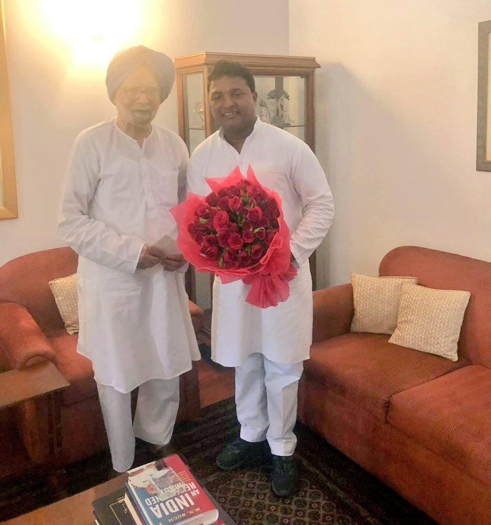 srinivasiyc's tweet photo. न शोर था, न दिखावा था,
बस काम था, जो देश के काम आया था।

वक़्त गुज़रता गया, एक दशक बीत गया,
और हर गुज़रते दिन के साथ
देश को सरदार ‘मनमोहन सिंह’ और याद आया।

भारत की अर्थव्यवस्था को नई दिशा देने से लेकर करोड़ों भारतीयों के अधिकारों को मज़बूत करने तक, आपका योगदान इतिहास में दर्ज है..

आप बहुत याद आते हैं, Dr. Manmohan Singh जी।