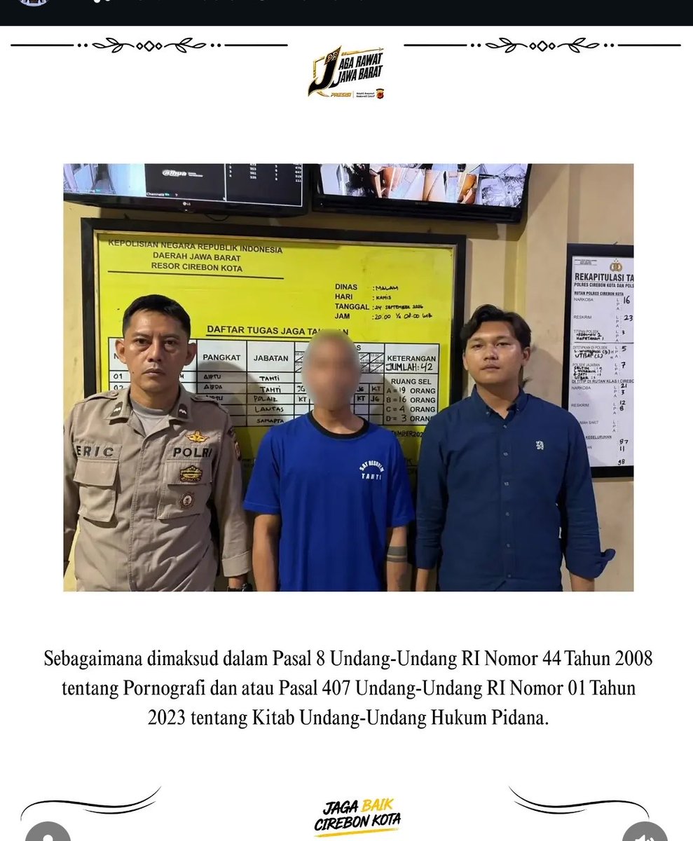bynn28's tweet photo. polrescirebonkota Satreskrim Polres Cirebon Kota Ungkap Kasus Konten Asusila Sesama Jenis, Dua Tersangka Ditetapkan

Satreskrim Polres Cirebon Kota menetapkan dua pria berinisial R dan A sebagai tersangka dalam kasus dugaan produksi dan penyebaran konten pornografi sesama jenis. Pengungkapan bermula dari informasi masyarakat melalui layanan Polisi 110 dan media sosial mengenai beredarnya video asusila tersebut. Tersangka A diamankan di wilayah Cirebon, sementara tersangka R ditangkap di kawasan Tangerang Selatan. Kasatreskrim Polres Cirebon Kota AKP Dr. M. Fadlillah, S.I.K., M.H. menjelaskan bahwa tersangka R diduga datang ke Cirebon untuk mencari target dengan menawarkan imbalan uang. "Tersangka A membuat video tersebut dengan menerima imbalan sebesar Rp1.800.000 dari tersangka R. Setelah kami kembangkan, tersangka R ini ternyata telah merekam konten serupa dengan sekitar 50 pria berbeda," ujarnya. Keduanya dijerat dengan ketentuan pidana dalam Undang-Undang tentang Pornografi. Polres Cirebon Kota mengimbau masyarakat agar tidak menyebarluaskan konten asusila dan segera melapor jika menemukan konten yang diduga melanggar hukum. Jaga Baik Cirebon Kota.