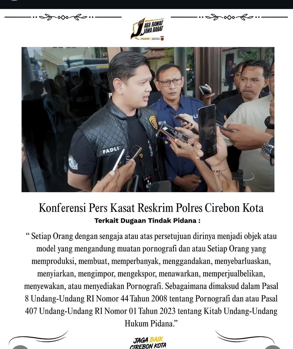 bynn28's tweet photo. polrescirebonkota Satreskrim Polres Cirebon Kota Ungkap Kasus Konten Asusila Sesama Jenis, Dua Tersangka Ditetapkan

Satreskrim Polres Cirebon Kota menetapkan dua pria berinisial R dan A sebagai tersangka dalam kasus dugaan produksi dan penyebaran konten pornografi sesama jenis. Pengungkapan bermula dari informasi masyarakat melalui layanan Polisi 110 dan media sosial mengenai beredarnya video asusila tersebut. Tersangka A diamankan di wilayah Cirebon, sementara tersangka R ditangkap di kawasan Tangerang Selatan. Kasatreskrim Polres Cirebon Kota AKP Dr. M. Fadlillah, S.I.K., M.H. menjelaskan bahwa tersangka R diduga datang ke Cirebon untuk mencari target dengan menawarkan imbalan uang. "Tersangka A membuat video tersebut dengan menerima imbalan sebesar Rp1.800.000 dari tersangka R. Setelah kami kembangkan, tersangka R ini ternyata telah merekam konten serupa dengan sekitar 50 pria berbeda," ujarnya. Keduanya dijerat dengan ketentuan pidana dalam Undang-Undang tentang Pornografi. Polres Cirebon Kota mengimbau masyarakat agar tidak menyebarluaskan konten asusila dan segera melapor jika menemukan konten yang diduga melanggar hukum. Jaga Baik Cirebon Kota.