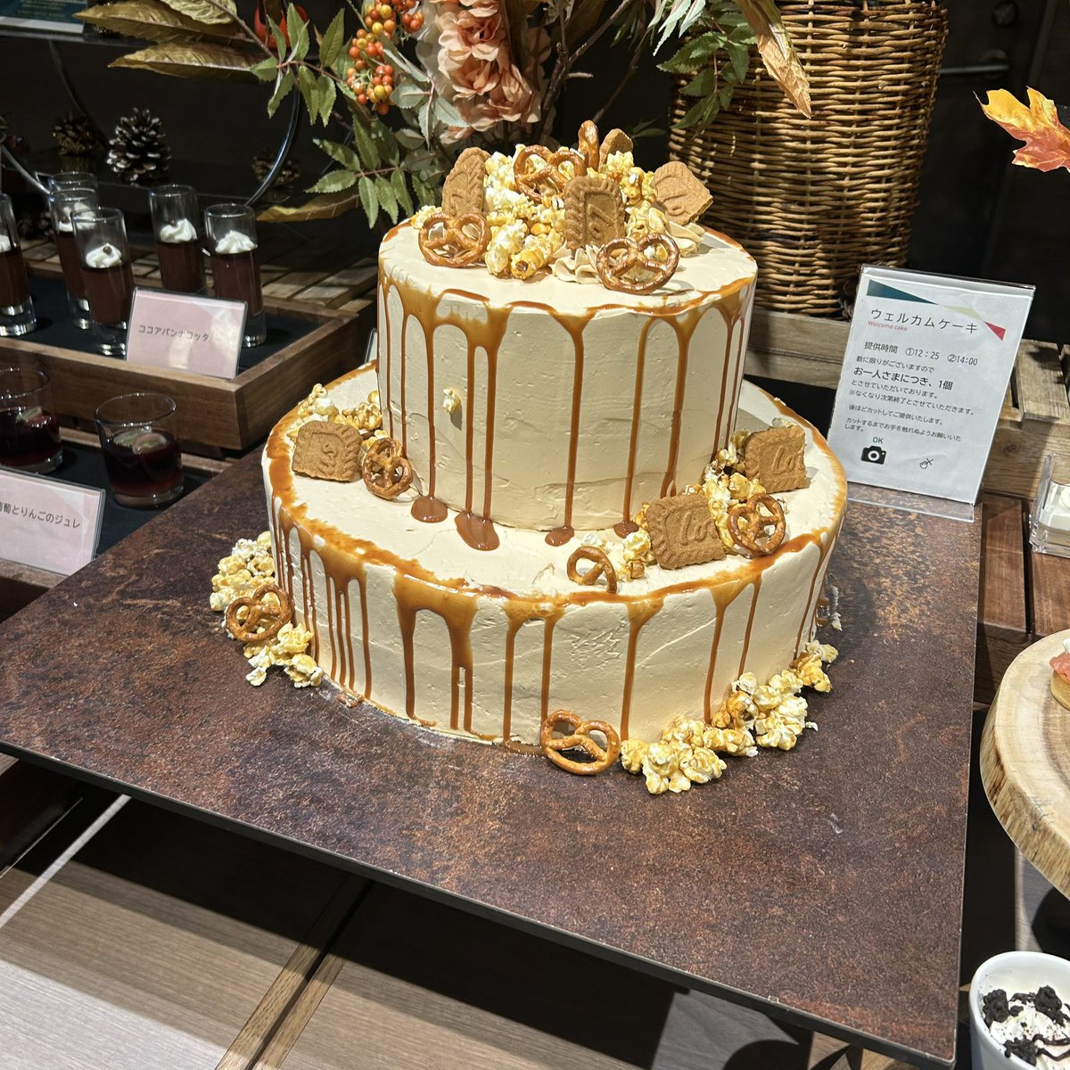 matarumataru's tweet photo. クロスホテルのアッシュ
ランチバイキングに行ってきた
リニューアルされてからお初

ウェルカムケーキは
キャラメルケーキ
一番上部分のバタークリームが
結構塩味あって旨し 

実演は大鶏排(ザージーパイ)
切り分けてマッシュポテト(アリゴ)が添えられてて旨し

動画はビュッフェ台

↓続く https://t.co/FmE8UfawEm