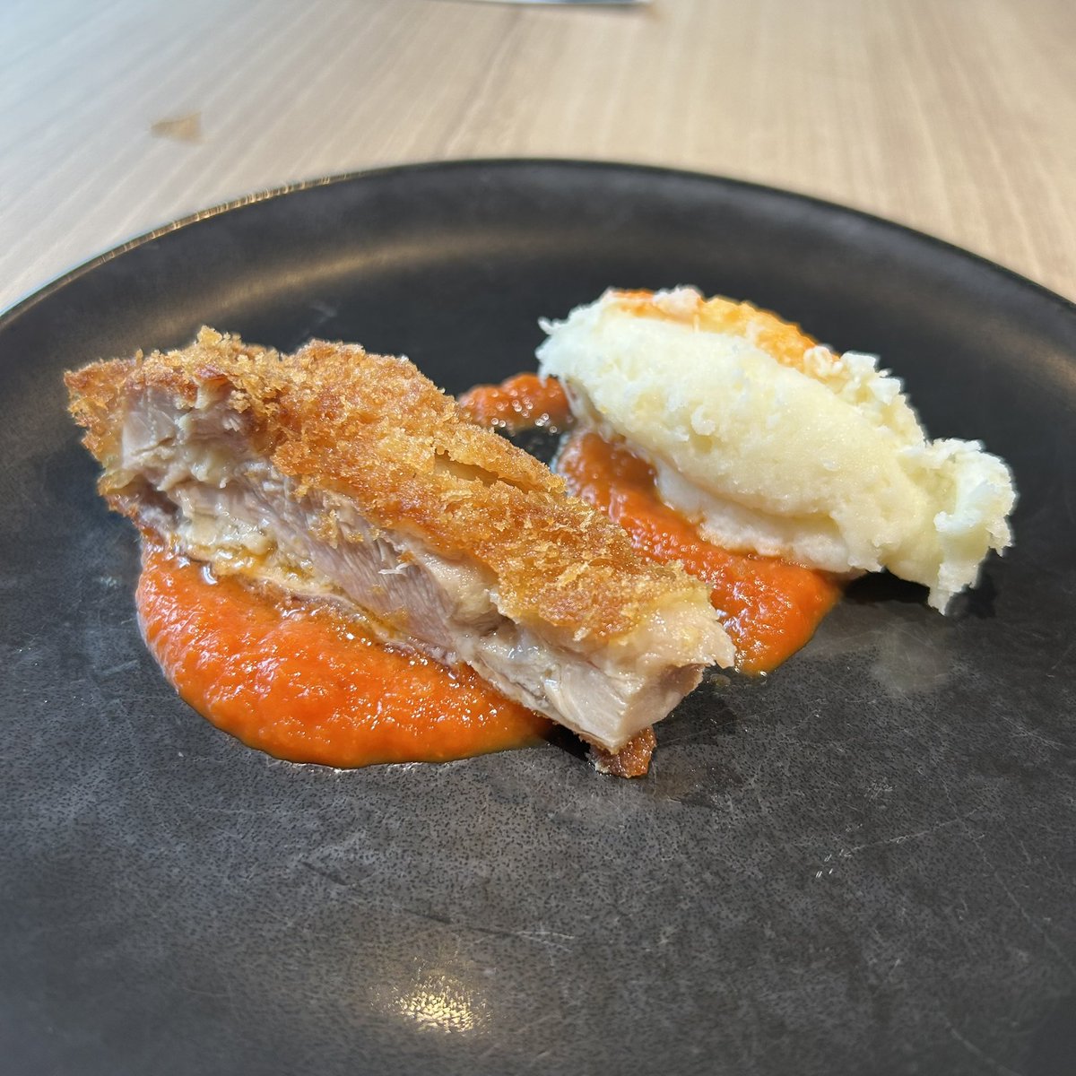 matarumataru's tweet photo. クロスホテルのアッシュ
ランチバイキングに行ってきた
リニューアルされてからお初

ウェルカムケーキは
キャラメルケーキ
一番上部分のバタークリームが
結構塩味あって旨し 

実演は大鶏排(ザージーパイ)
切り分けてマッシュポテト(アリゴ)が添えられてて旨し

動画はビュッフェ台

↓続く https://t.co/FmE8UfawEm