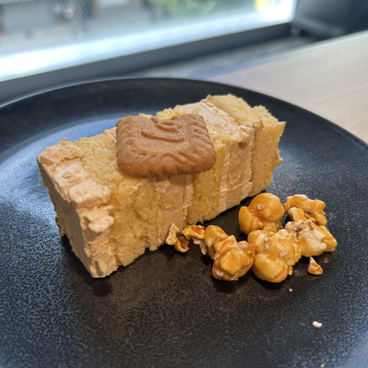 matarumataru's tweet photo. クロスホテルのアッシュ
ランチバイキングに行ってきた
リニューアルされてからお初

ウェルカムケーキは
キャラメルケーキ
一番上部分のバタークリームが
結構塩味あって旨し 

実演は大鶏排(ザージーパイ)
切り分けてマッシュポテト(アリゴ)が添えられてて旨し

動画はビュッフェ台

↓続く https://t.co/FmE8UfawEm