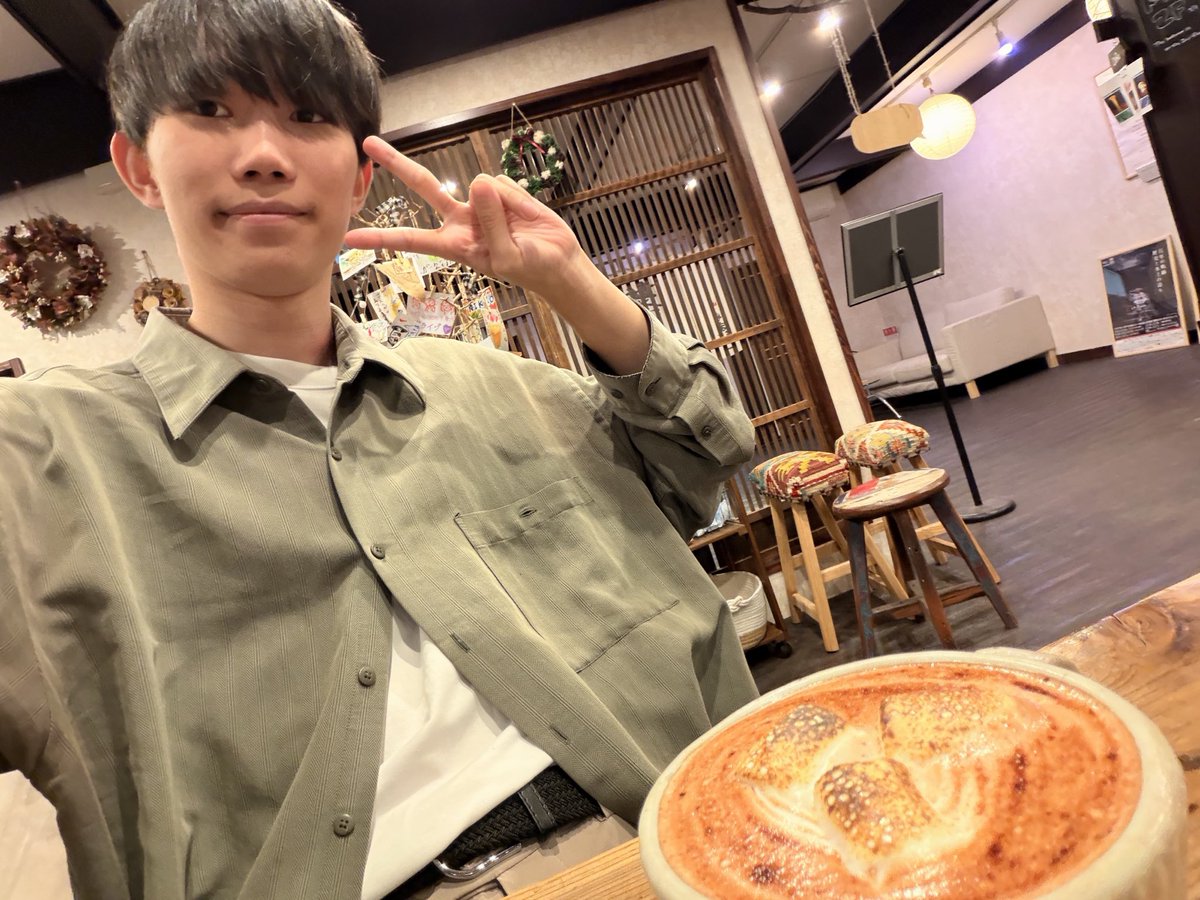 sharkingboy38's tweet photo. 何気に初めての健全自撮り投稿！
ホットチョコが美味しすぎた…！

今日もドスケべな動画上がってるのでぜひ見てってくださいー！ https://t.co/OtLx72flKD
