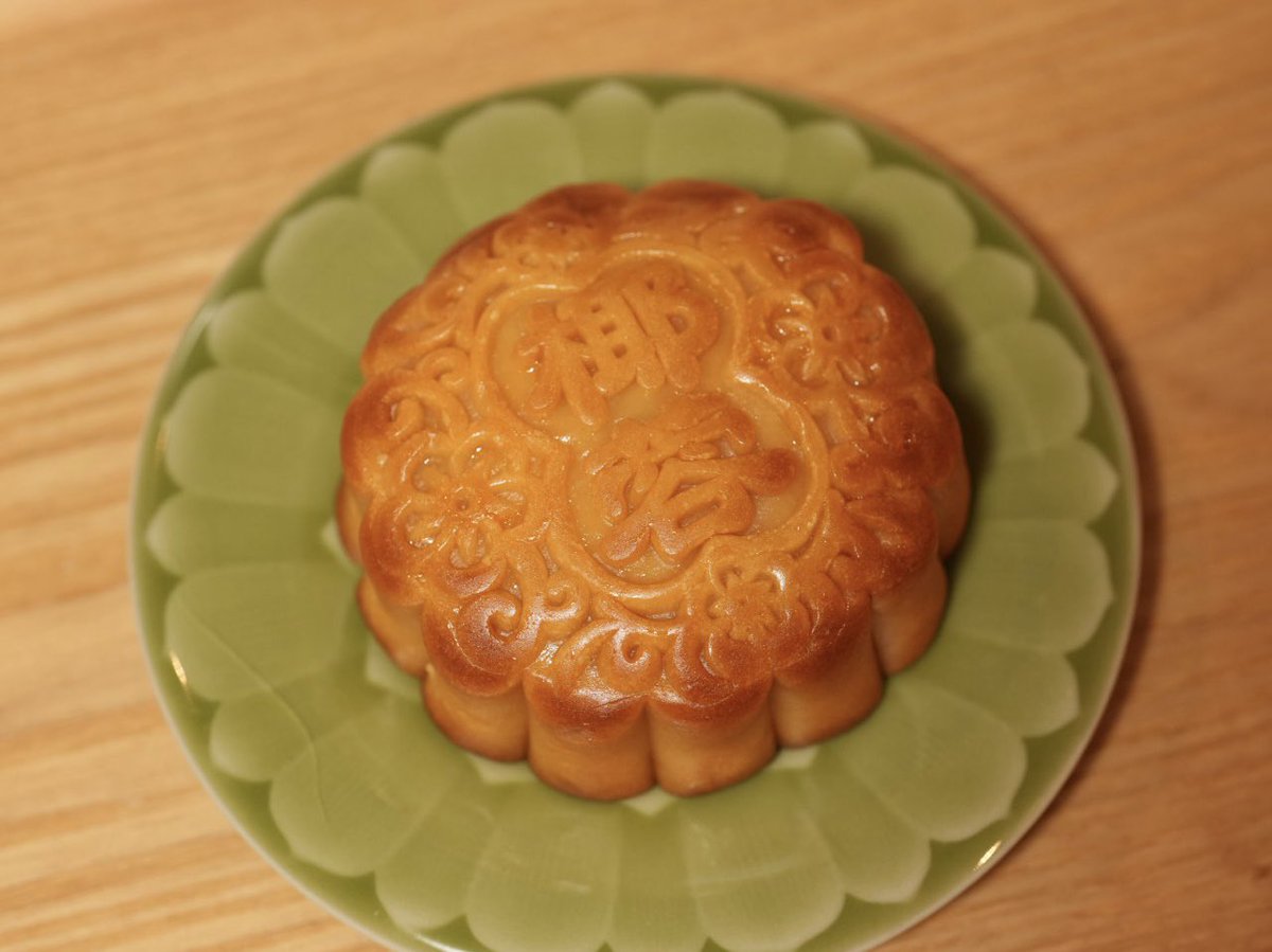 uedakana's tweet photo. 現場で差し入れいただいた！
ココナッツの月餅〜🥮 https://t.co/z8RHcCZW41