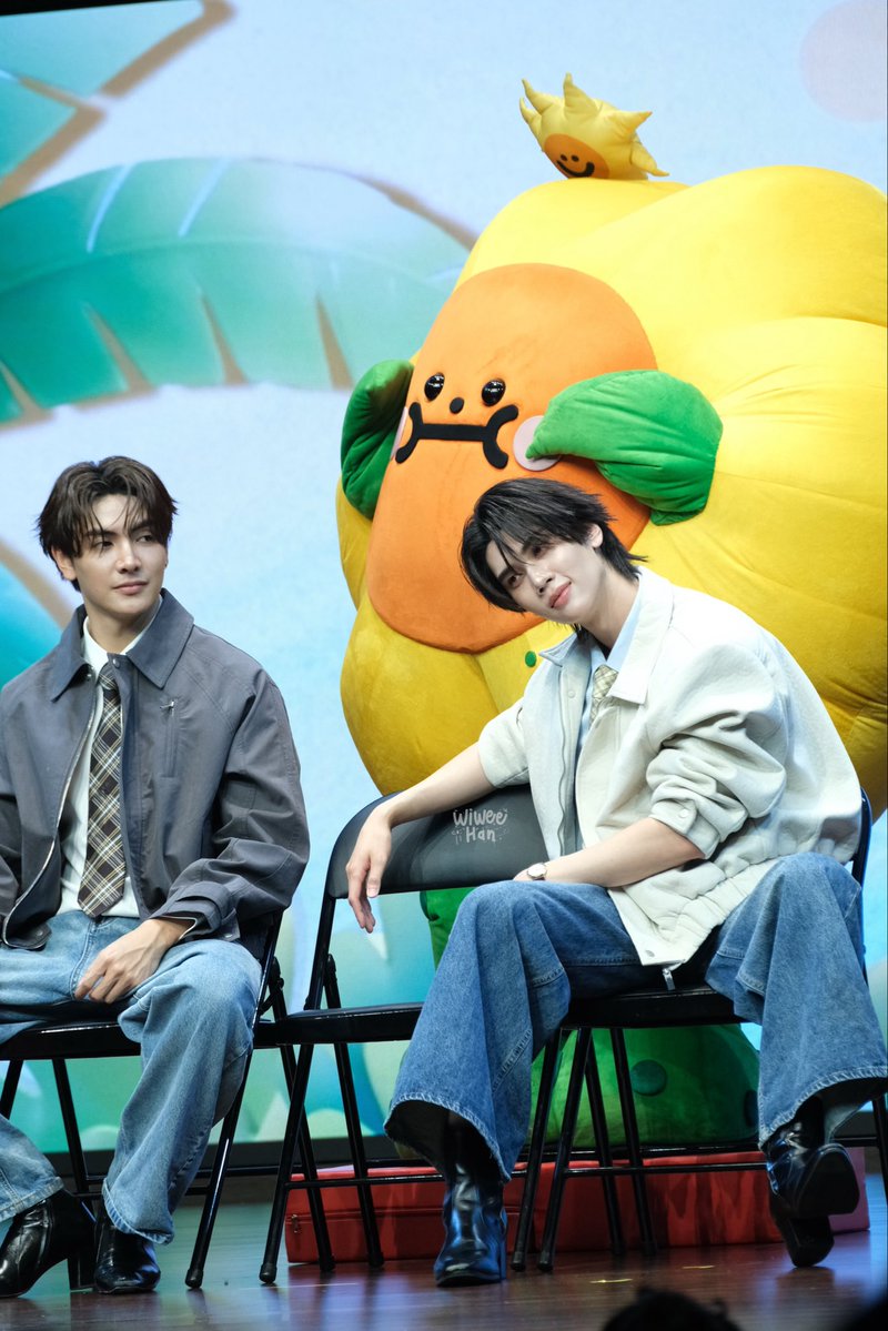 wiweehan1's tweet photo. ครอบครัวใจดี น่ารักทั้งหมดเลย ❤️❤️

JOONGDUNK JAIDEE SEOUL SMILES
#JDJaideeFMinSeoul
#จุงดัง #joongdunk #jaidee https://t.co/1yZ38fcFO2