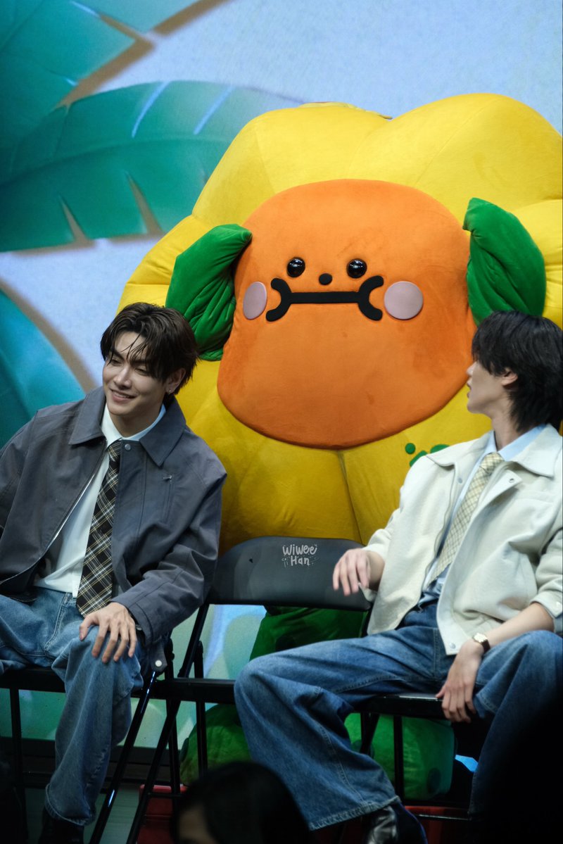 wiweehan1's tweet photo. ครอบครัวใจดี น่ารักทั้งหมดเลย ❤️❤️

JOONGDUNK JAIDEE SEOUL SMILES
#JDJaideeFMinSeoul
#จุงดัง #joongdunk #jaidee https://t.co/1yZ38fcFO2