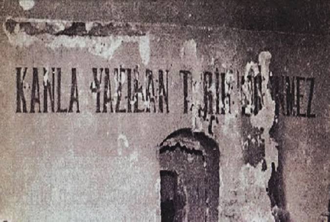 LaboransS4's tweet photo. 26 Eylül 1999-Ulucanlar Katliamı.

27 yıl önce bugün Ulucanlar Hapishanesi'nde 10 devrimci tutsak, katledildi.

Ana akım medyanın "isyan çıktı" vb haberlerinin kısa sürede yalan olduğu ortaya çıktı. Devrimcilerin büyük çoğunluğu işkenceyle katledildi.

Kanla Yazılan Tarih Silinmez!